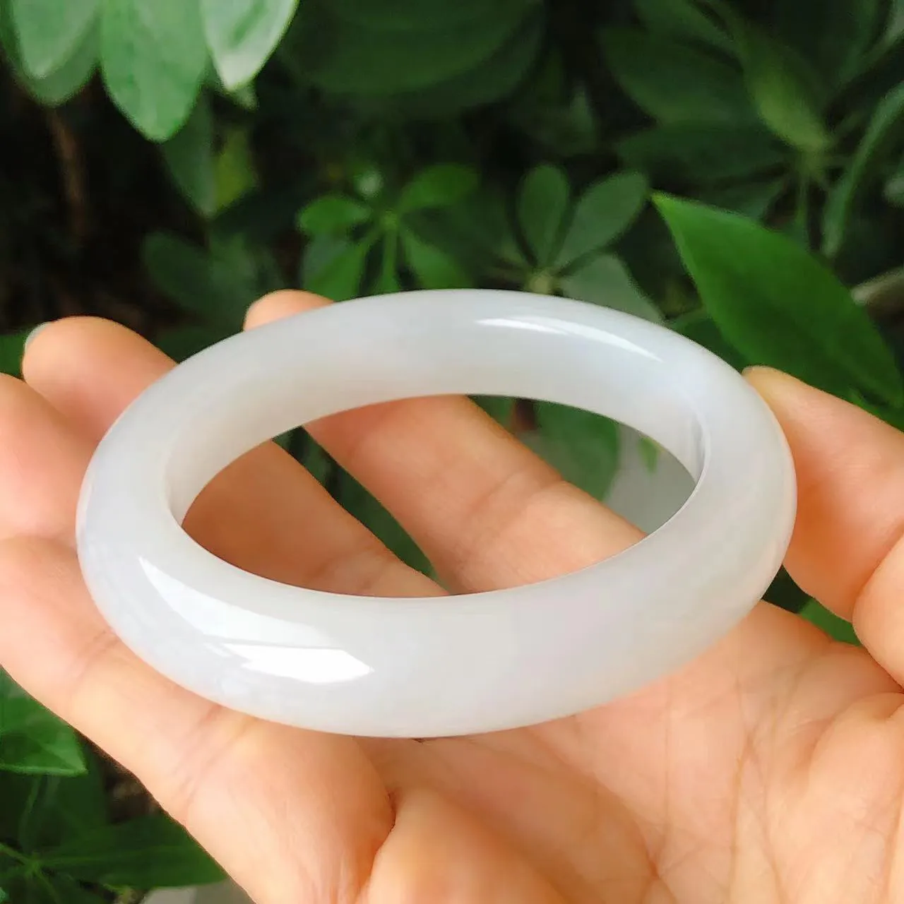 甄品 羊脂白玉手镯和田玉 圈口55/13/8玉质特细腻油润，高脂粉，高品质，萦绕腕间时，古韵不失时尚