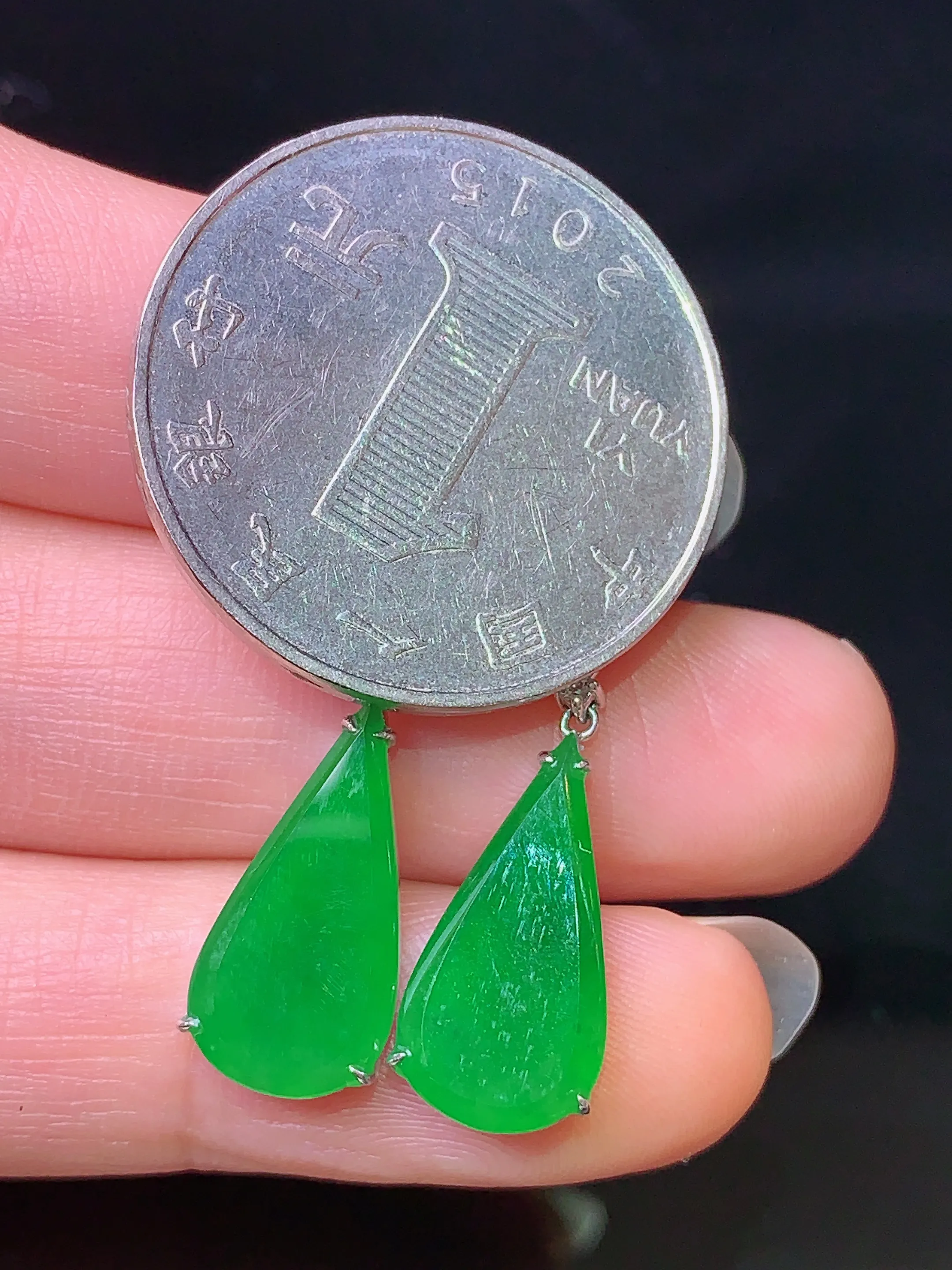 18k金钻镶嵌满绿水滴耳坠 玉质细腻 色泽清新艳丽 整体尺寸25.2*8.3*3