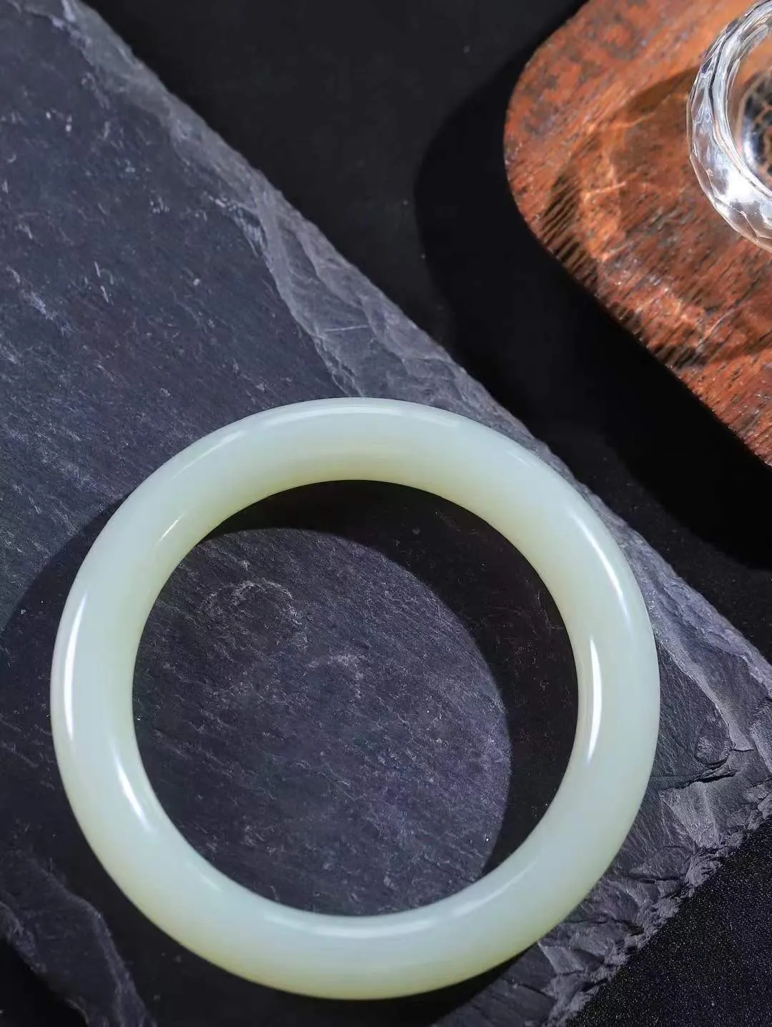 【晴水相伴.镯】

精品️和田玉晴水圆条手镯，以其淡雅的晴水色调，成为腕间的一抹亮色。玉质细腻，触感温润，佩戴它，感受玉石的温度与自然的灵性，让每一天都充满诗意与美好。重65.8克  尺寸60-11.5-11mm   751101254L