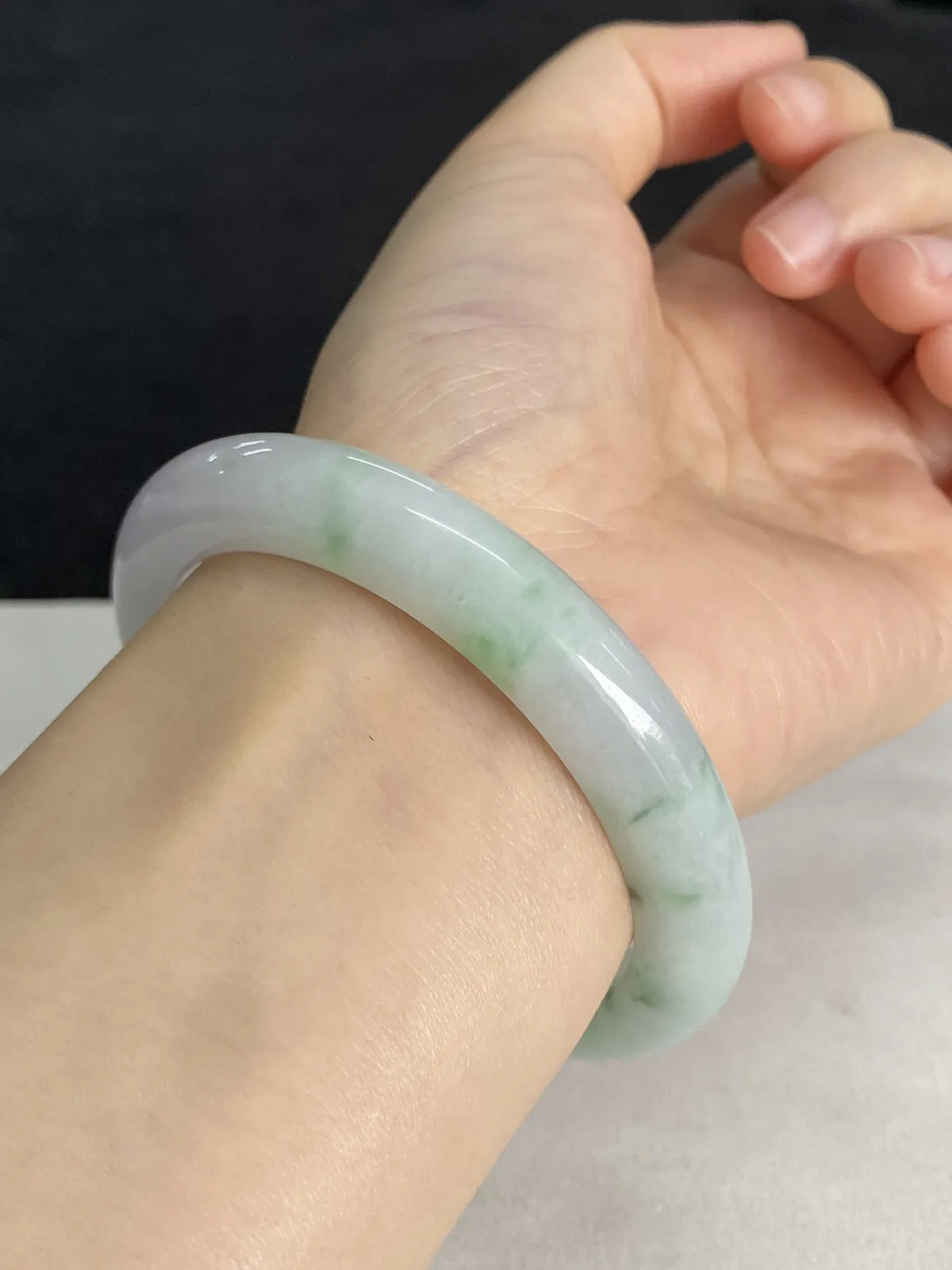 正圈57.3圈口，翡翠糯化种飘绿手镯