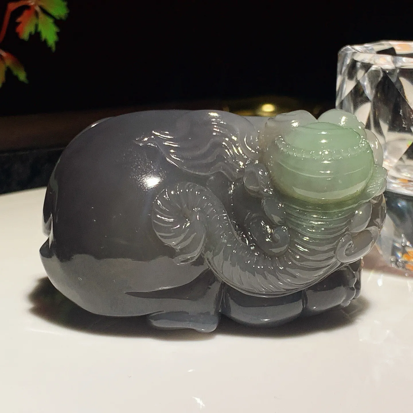 和田玉青海翠紫罗兰翠青吉祥如意大象把件。尺寸66/46/38重218.5克。玉质细腻油润。手推出油。