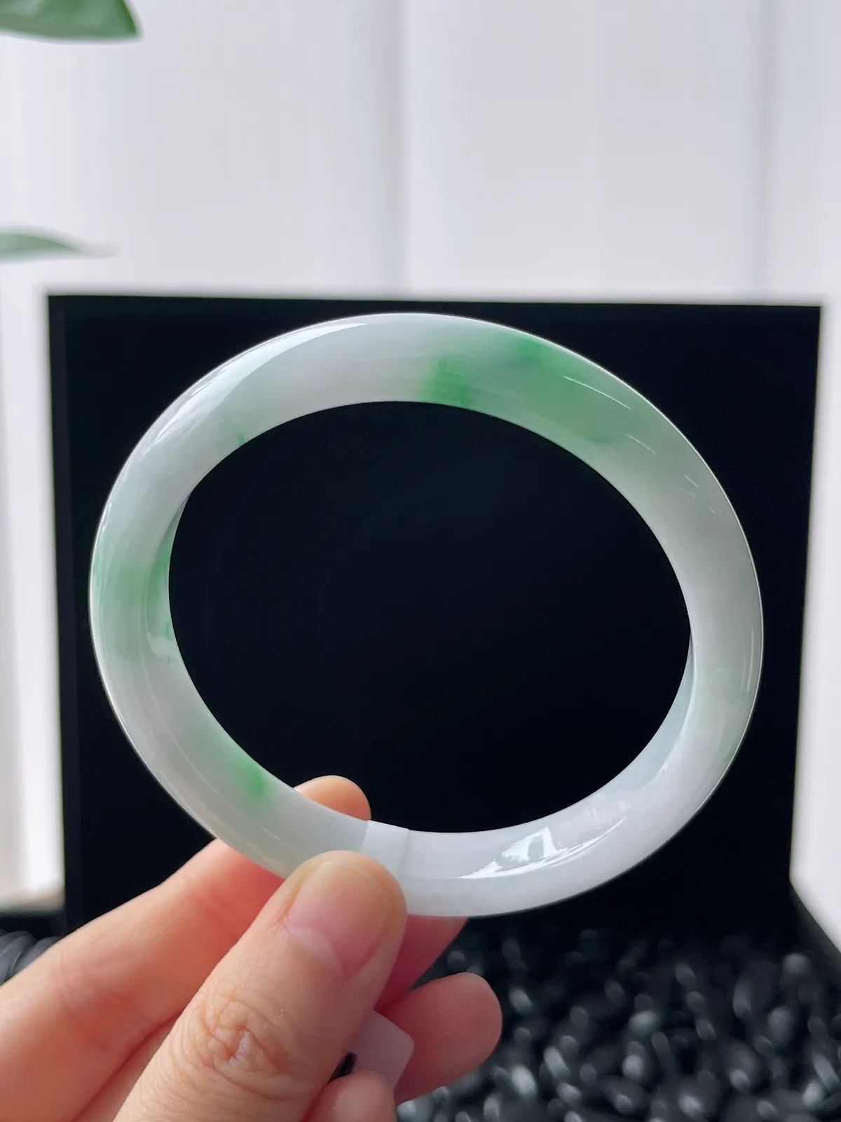 正圈58.8圈口，翡翠糯化种飘绿手镯，白底青