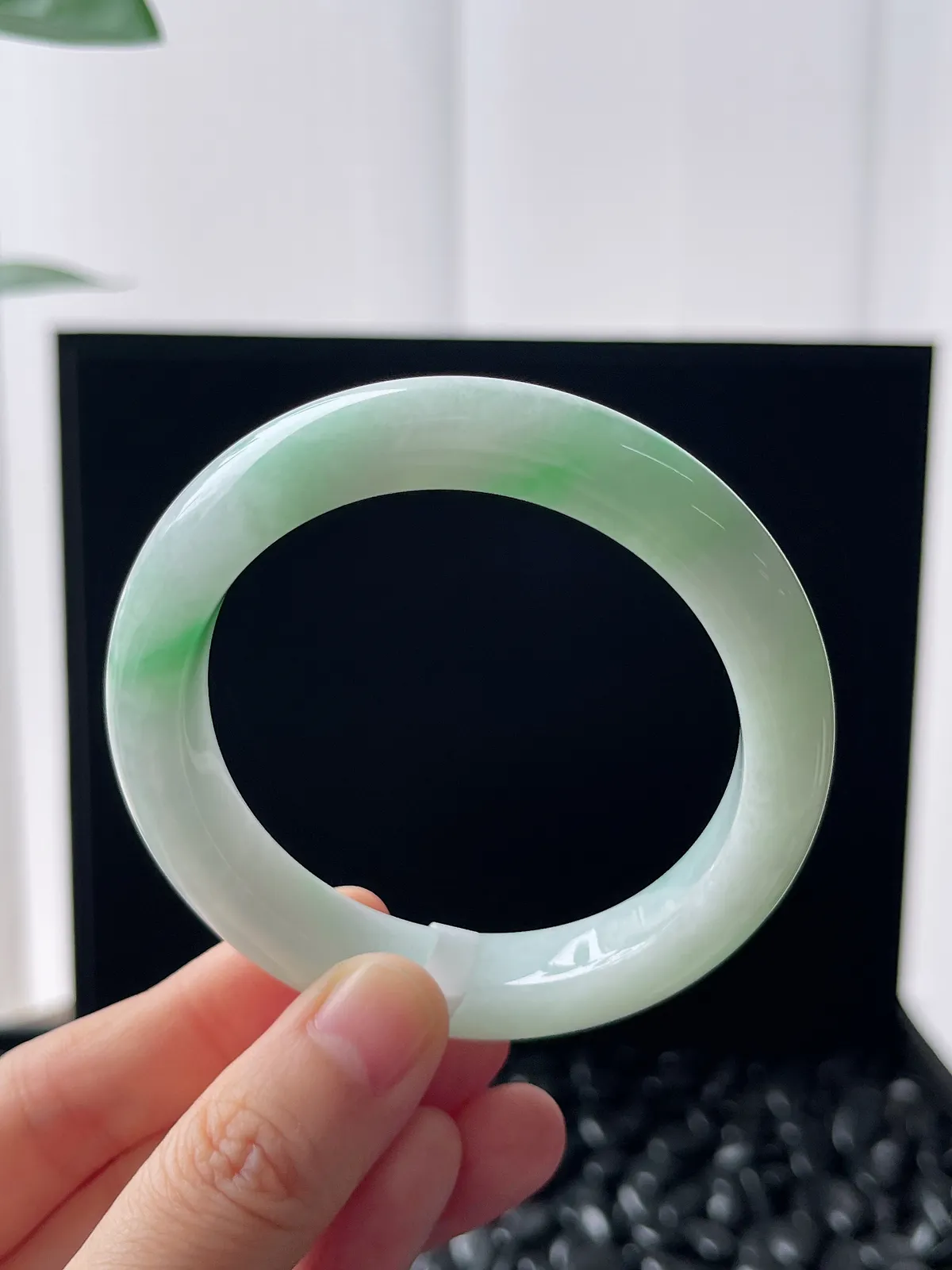 正圈53.7圈口，翡翠糯化种飘绿手镯