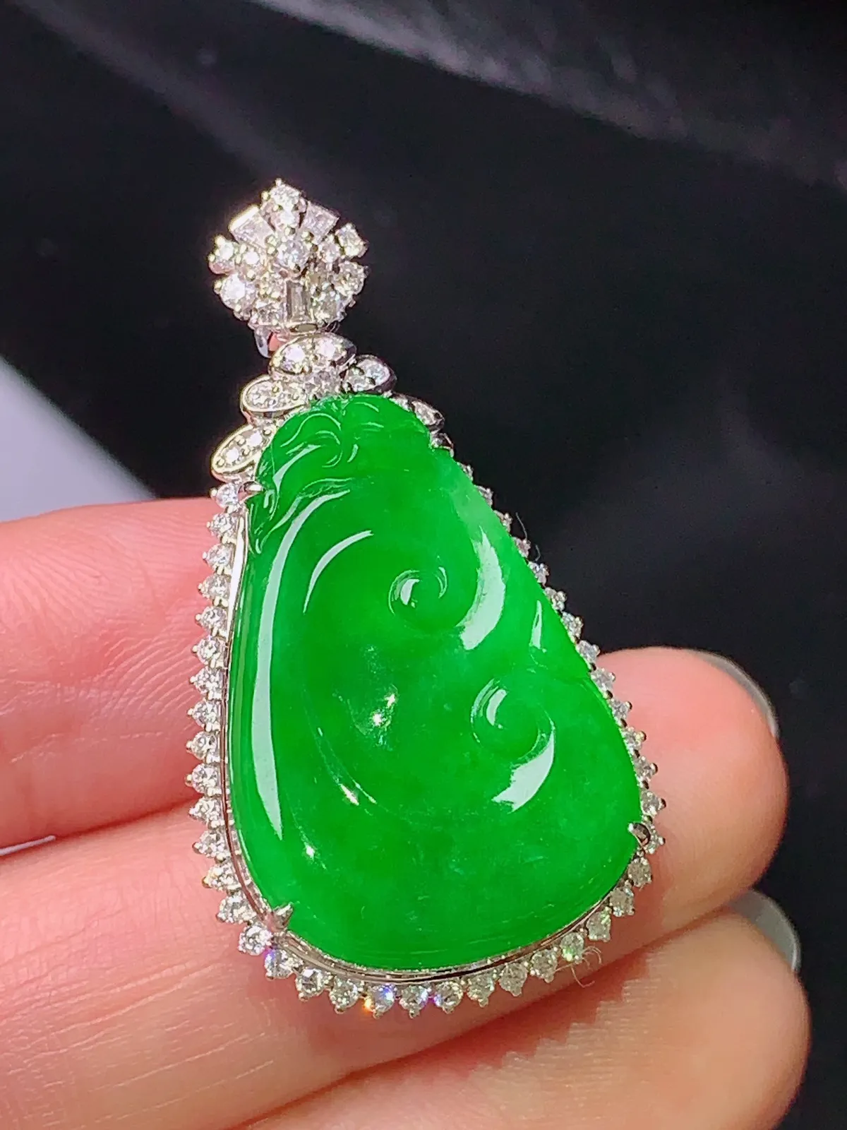 18k金钻镶嵌满绿如意吊坠 玉质细腻 色泽清新艳丽 整体尺寸36.2*19.6*18.2