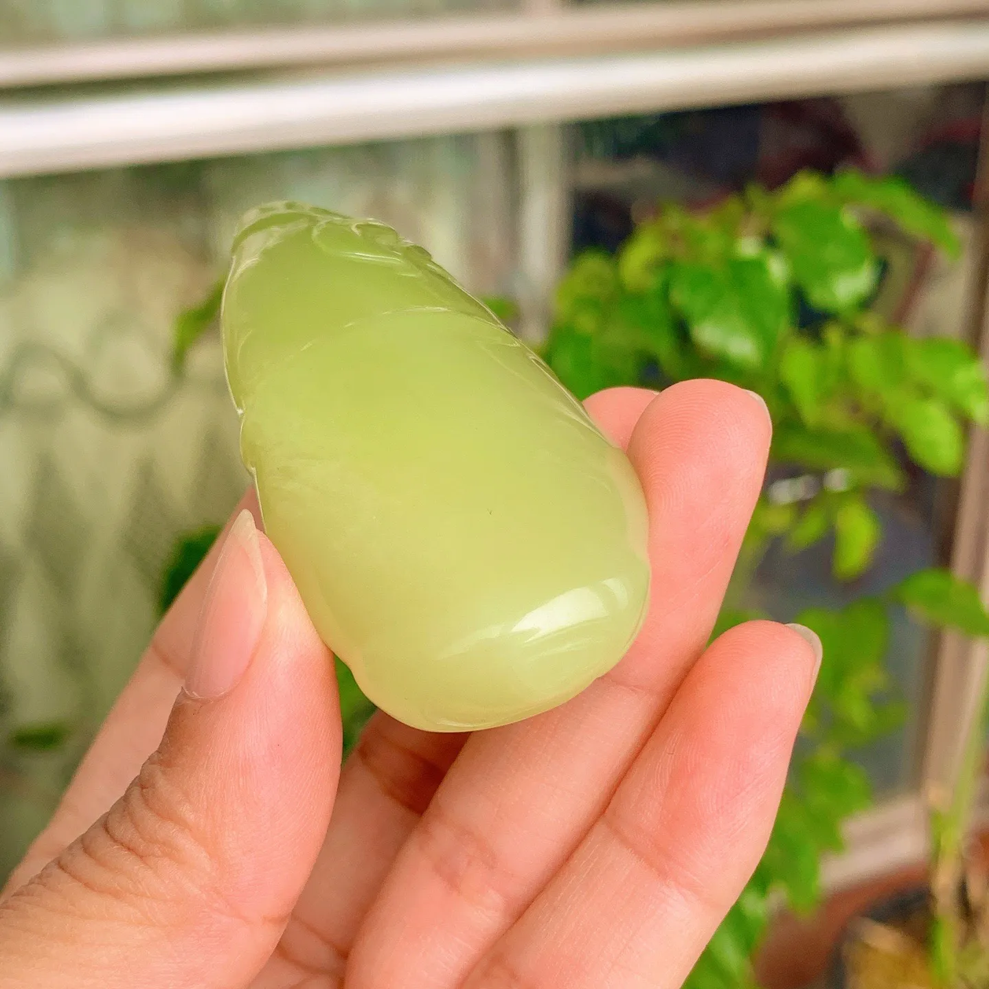 和田玉黄口料翠青节节高升挂件。尺寸71/32/22重76.5克。玉质细腻油润。手推出油。佩戴高端典雅。lt251112