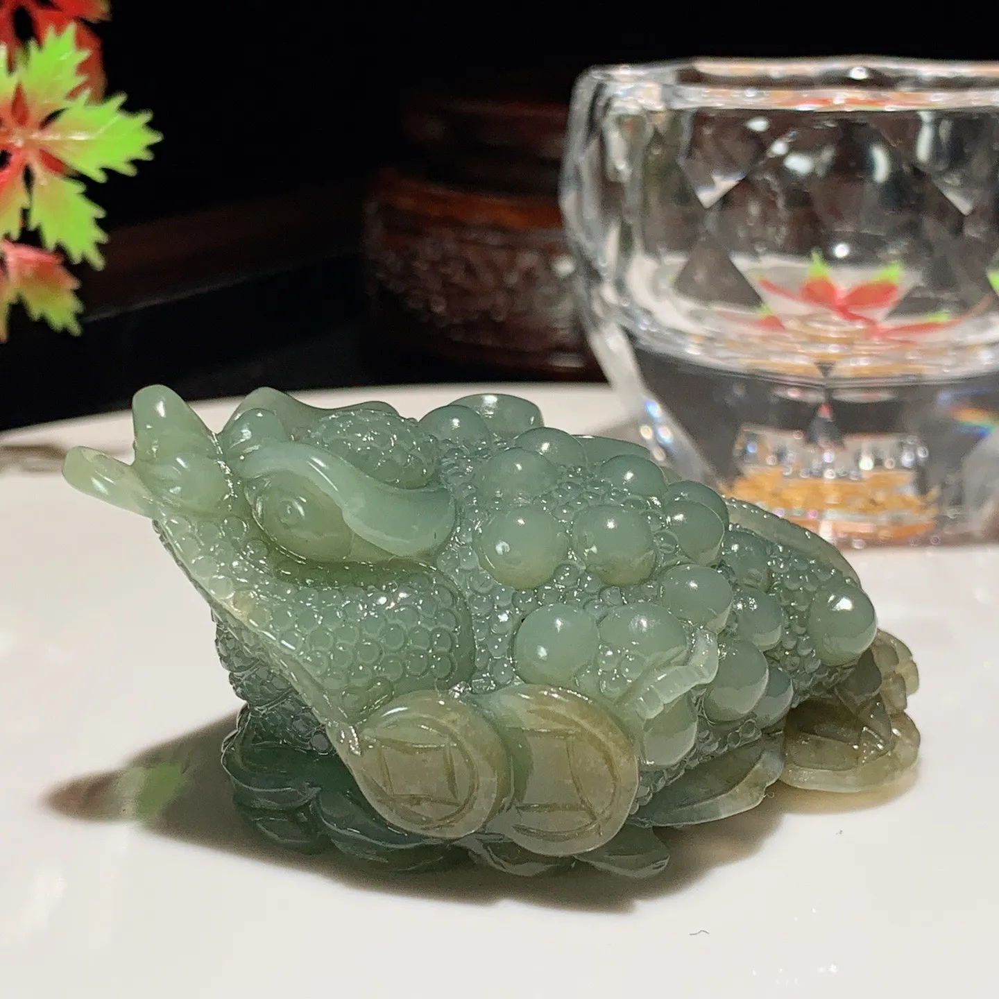 新疆且末糖富贵缠身金蟾把件。尺寸68/55/28重108克。玉质细腻油润。手推出油。佩戴高端典雅。l