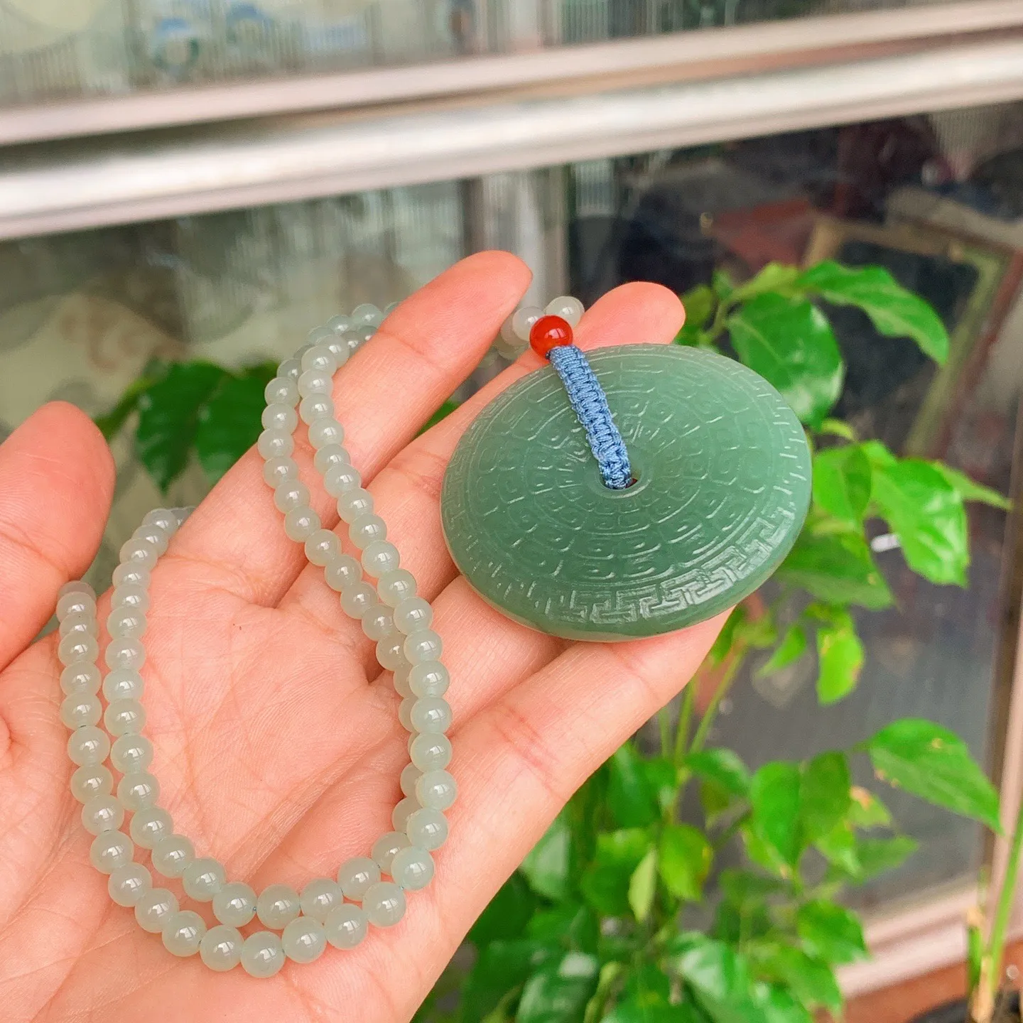 新疆和田玉且末蓝回纹平安扣挂件。尺寸49/9重65.4克。玉质细腻油润。手推出油。佩戴高端典雅。lt251112