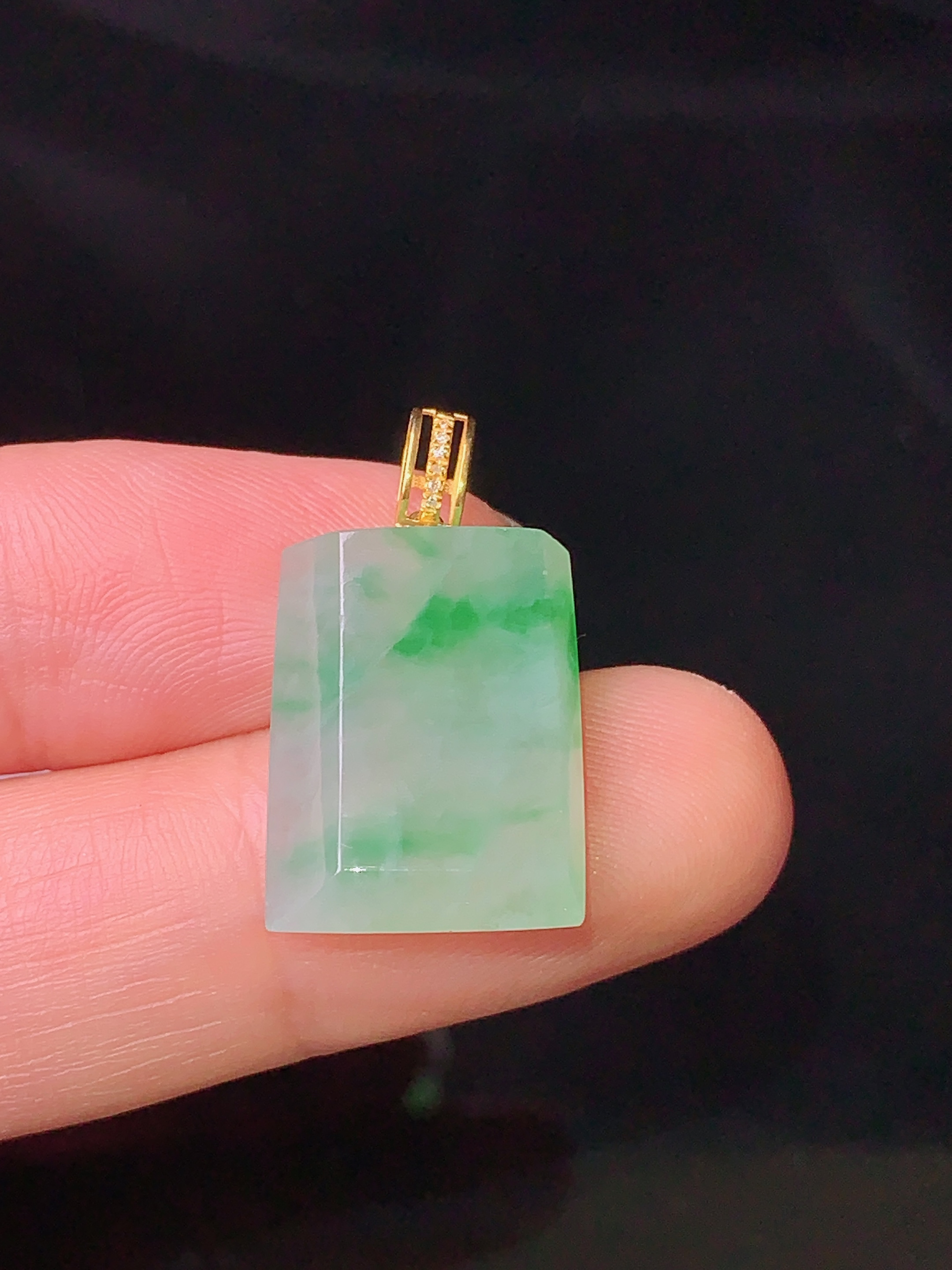 18k金镶嵌飘绿无事牌吊坠 玉质细腻 色泽清新艳丽 裸石尺寸17.2*13*4.7