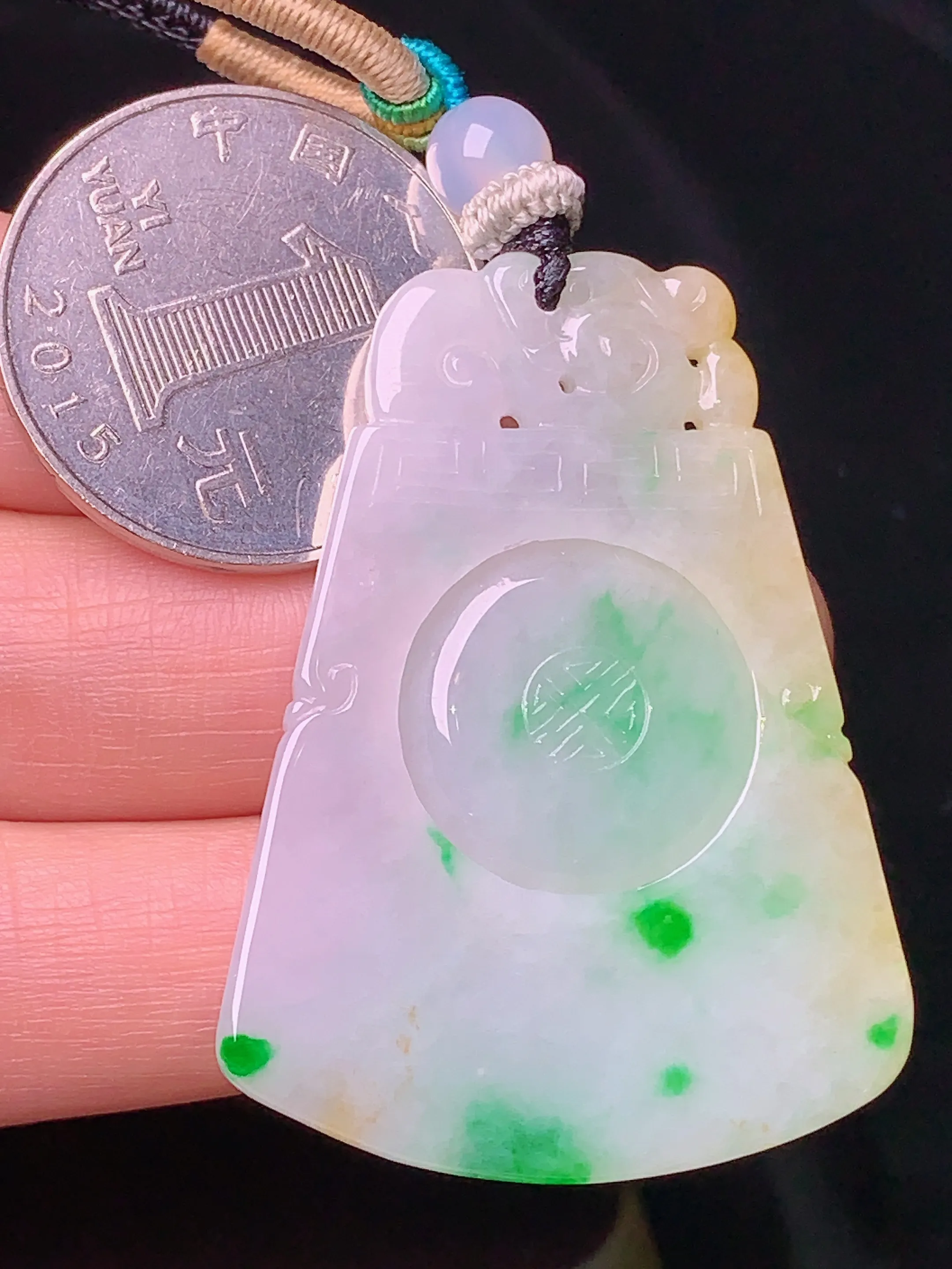 飘黄绿福在眼前吊坠 玉质细腻 色泽清新艳丽 整体尺寸44.5*32.7*3.8