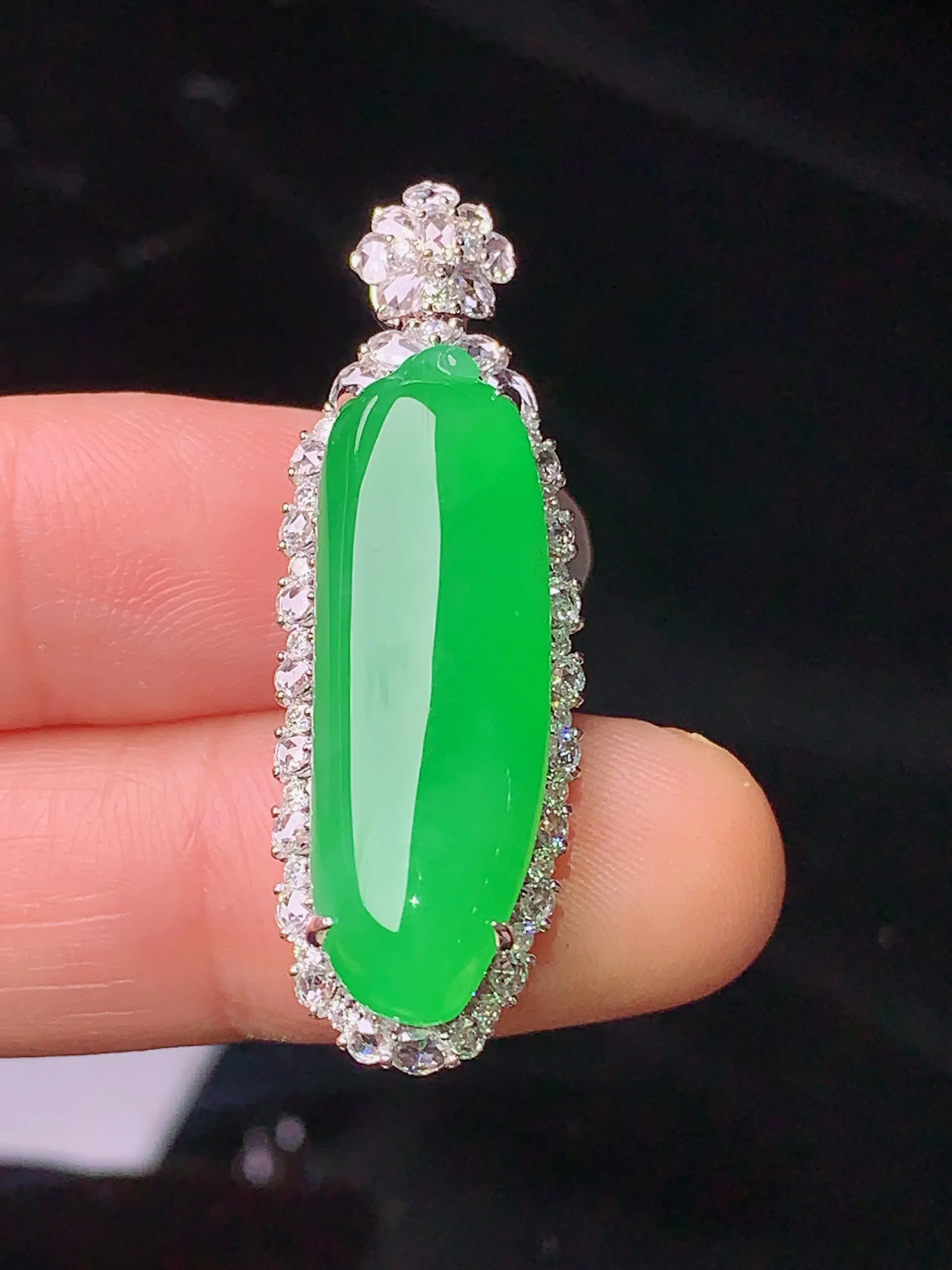 18k金钻镶嵌满绿福瓜吊坠 玉质细腻 色泽清新艳丽 整体尺寸38.8*12.5*10.6