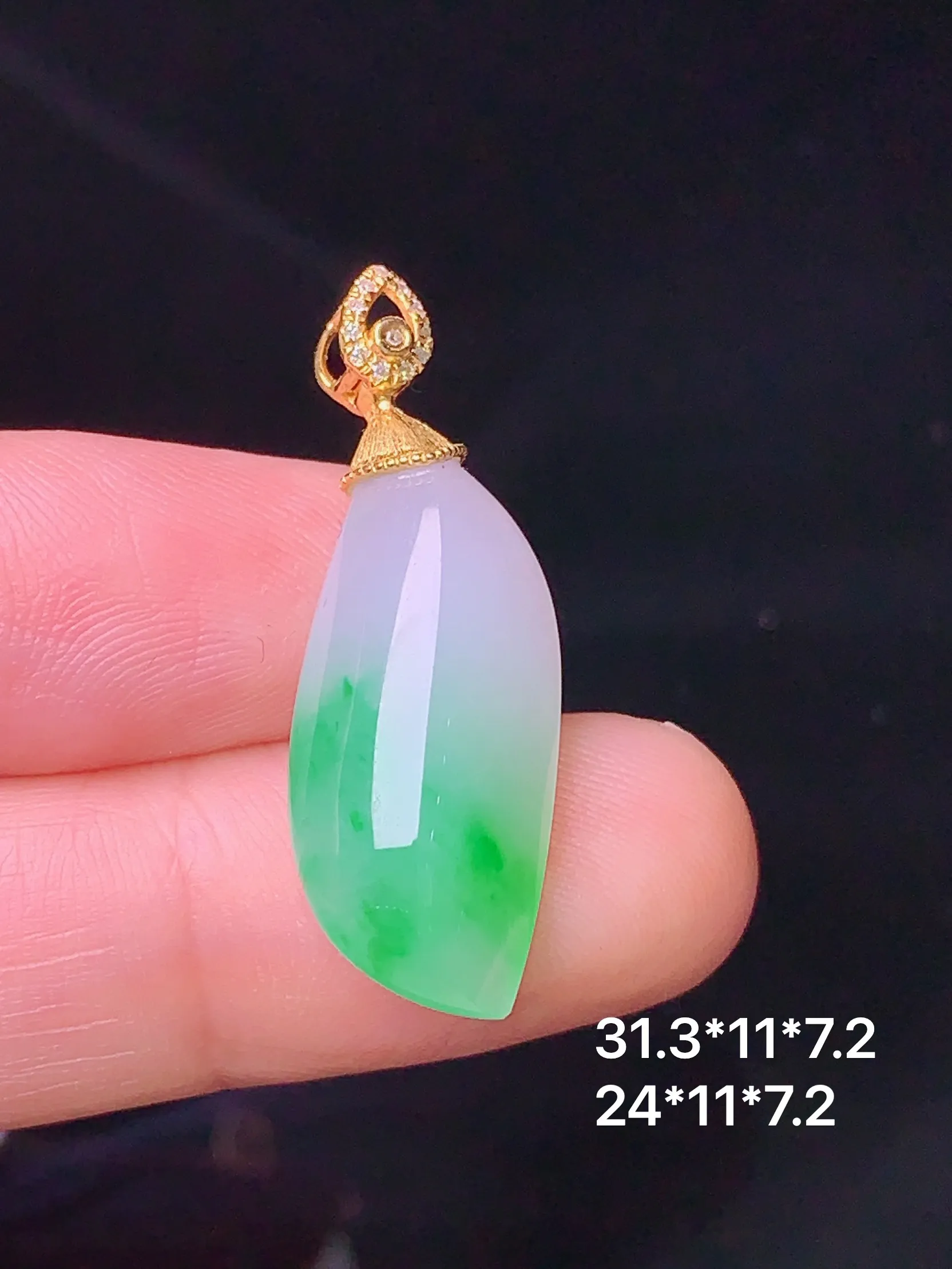 18k金钻镶嵌飘绿随形吊坠 玉质细腻 色泽清新艳丽 整体尺寸31.3*11*7.2