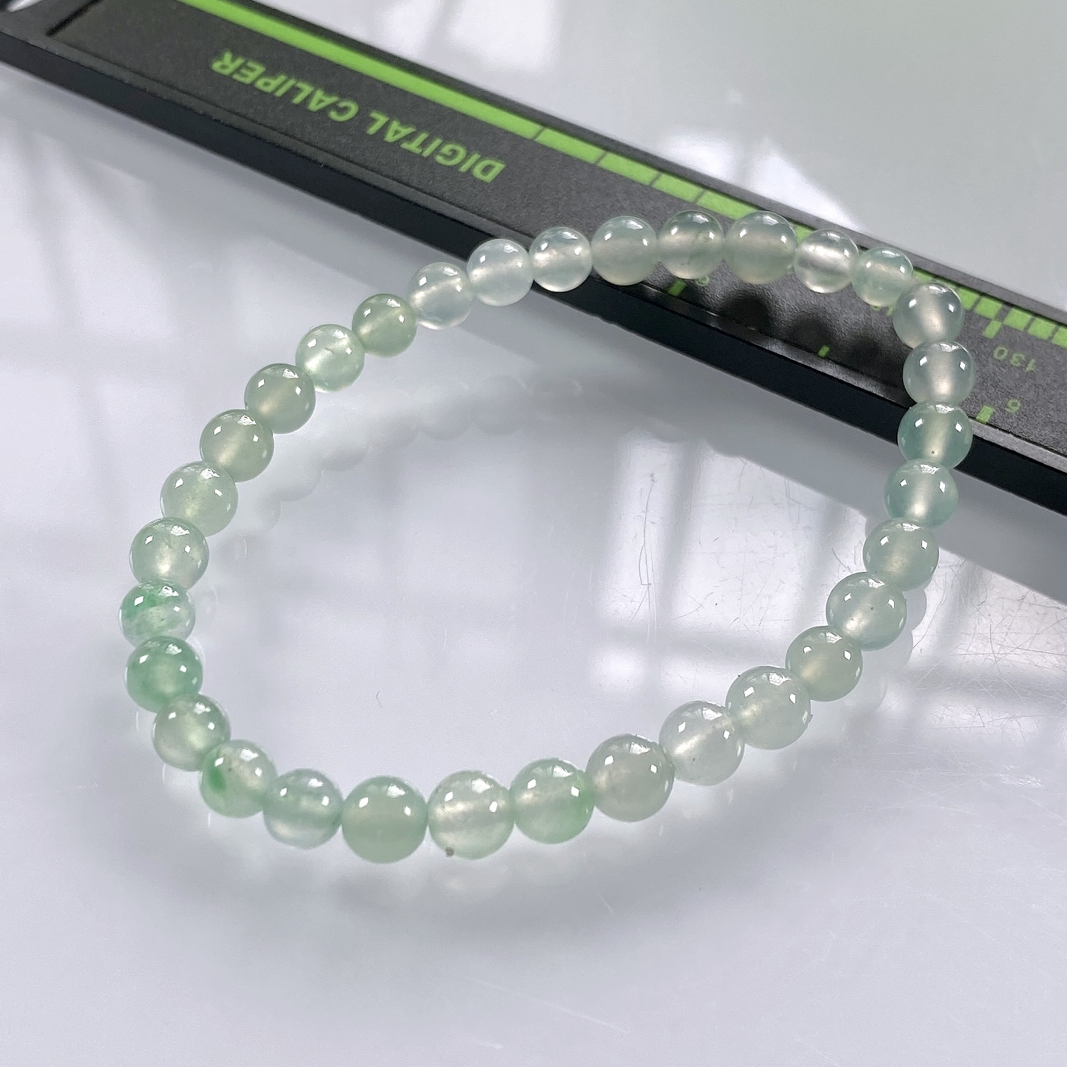 缅甸天然翡翠A货，卡5.2高冰种起光起胶圆珠手串手链，尺寸：5.2mm/32颗，重量：7.63g