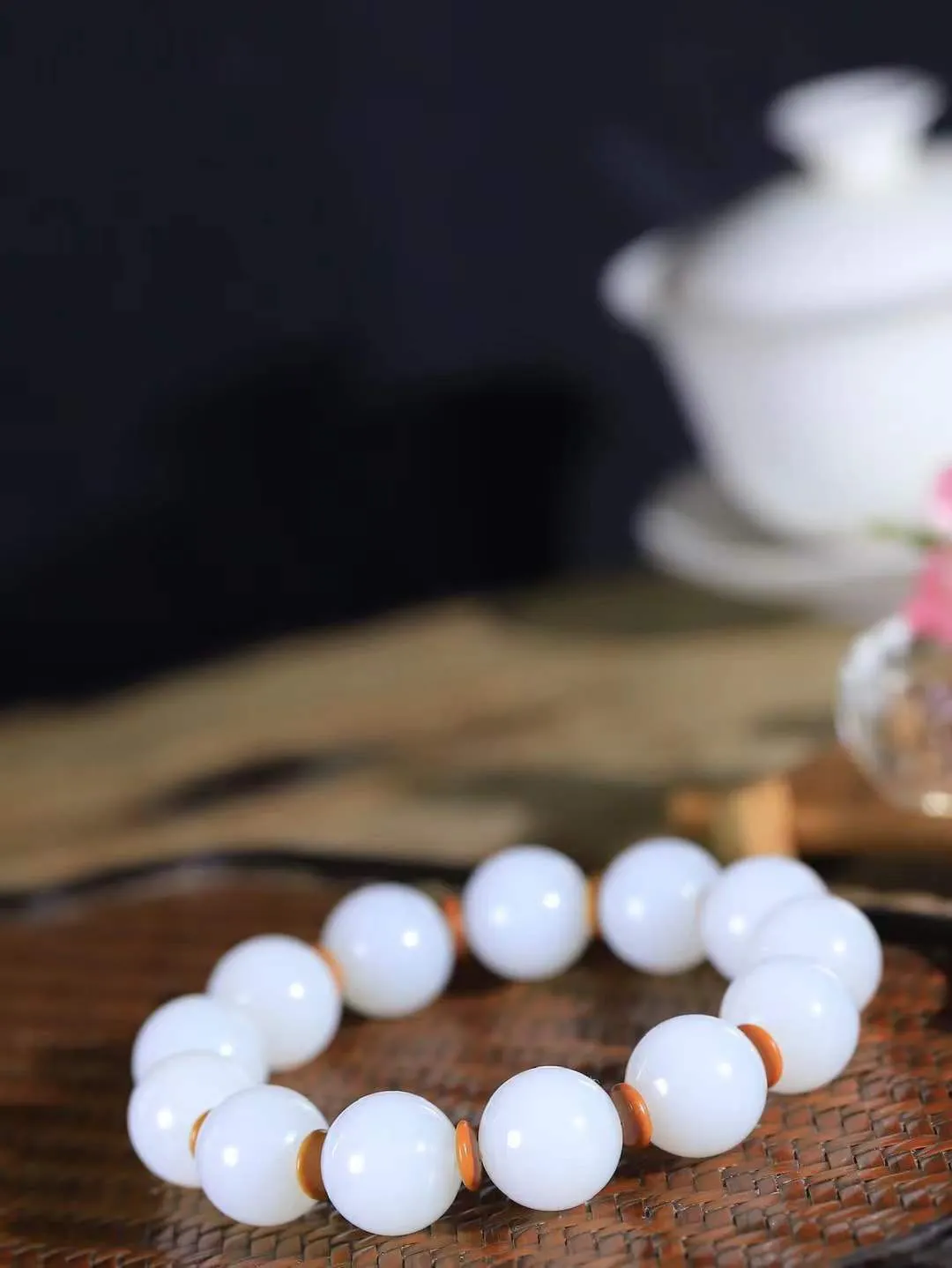 【珠圆玉润.手串】

收藏级臻品️和田玉白玉珠圆玉润手串 玉质温润细腻  整串打磨圆润，佩戴舒适。