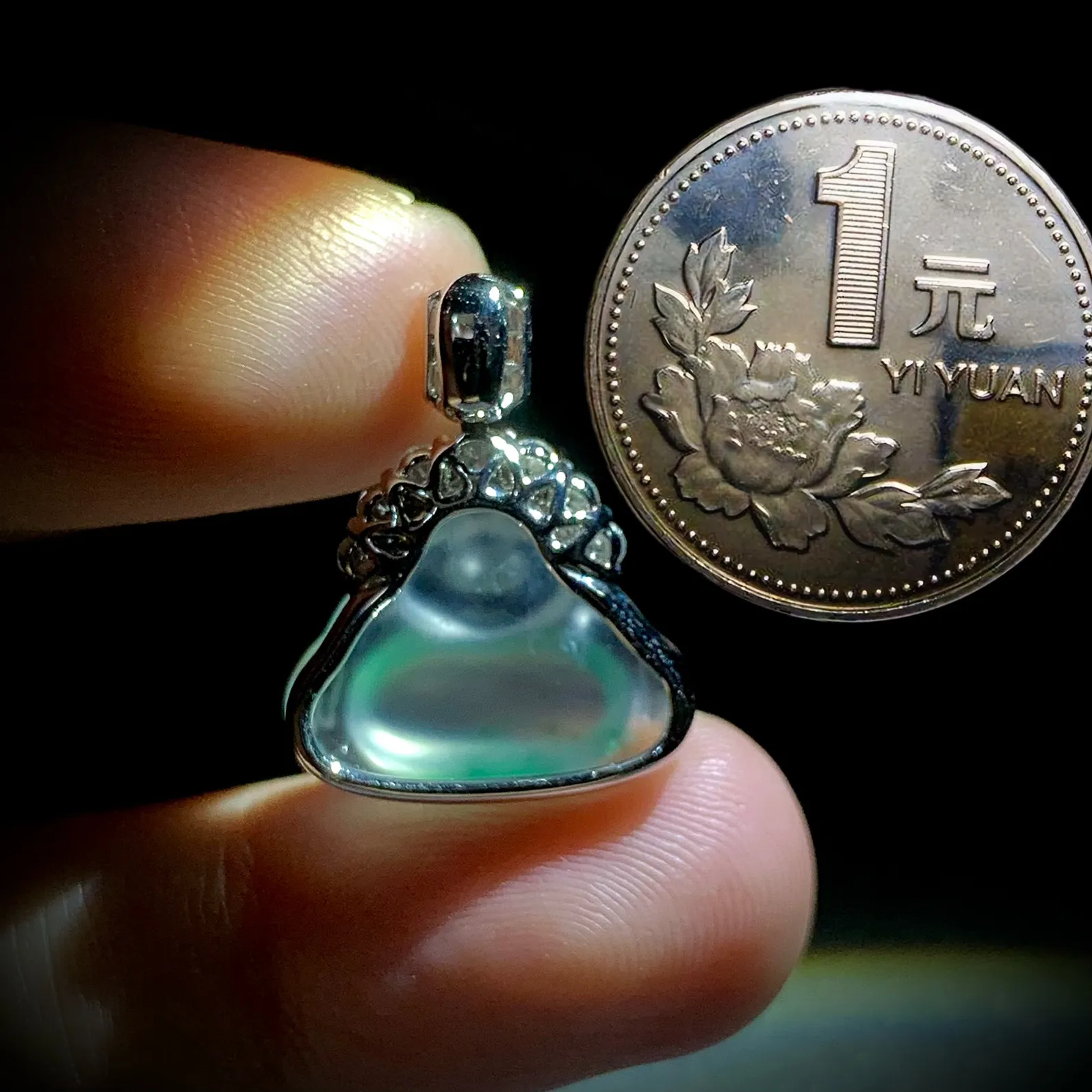 弥勒佛，裸石16.5-13-4.5mm，
整体21-16.5-6.5mm，
18K金，南非钻，