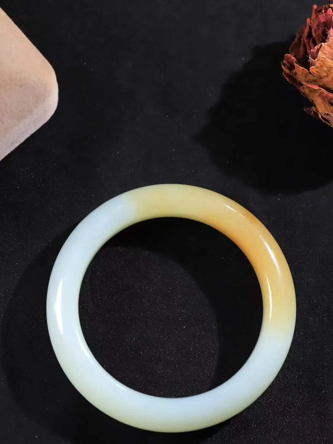 【暖玉生香·手镯】

精品和田玉糖白玉手镯，质地油润细腻，色泽高贵典雅，镯型古朴典雅。在诗情画意的雨巷相遇，你是我腕间的一抹风情，有你眸有深情，清风荡漾湖间静水，我愿俯身低眉，在烟波涟漪处，寻你深情倩影。内径57mm尺寸13.7-10mm重67.6克  691151151T