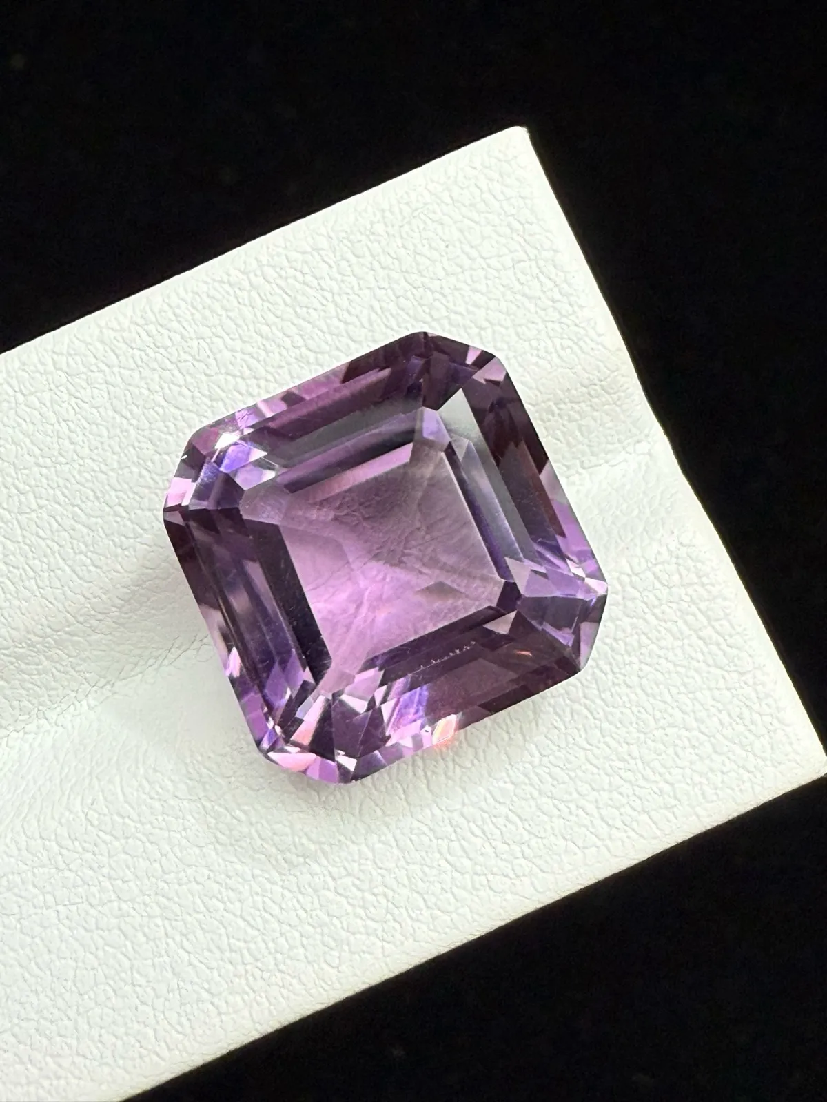 16.01ct天然紫水晶裸石，尺寸15*14.8*10.1mm，颜色美艳 ，晶体通透，火彩足