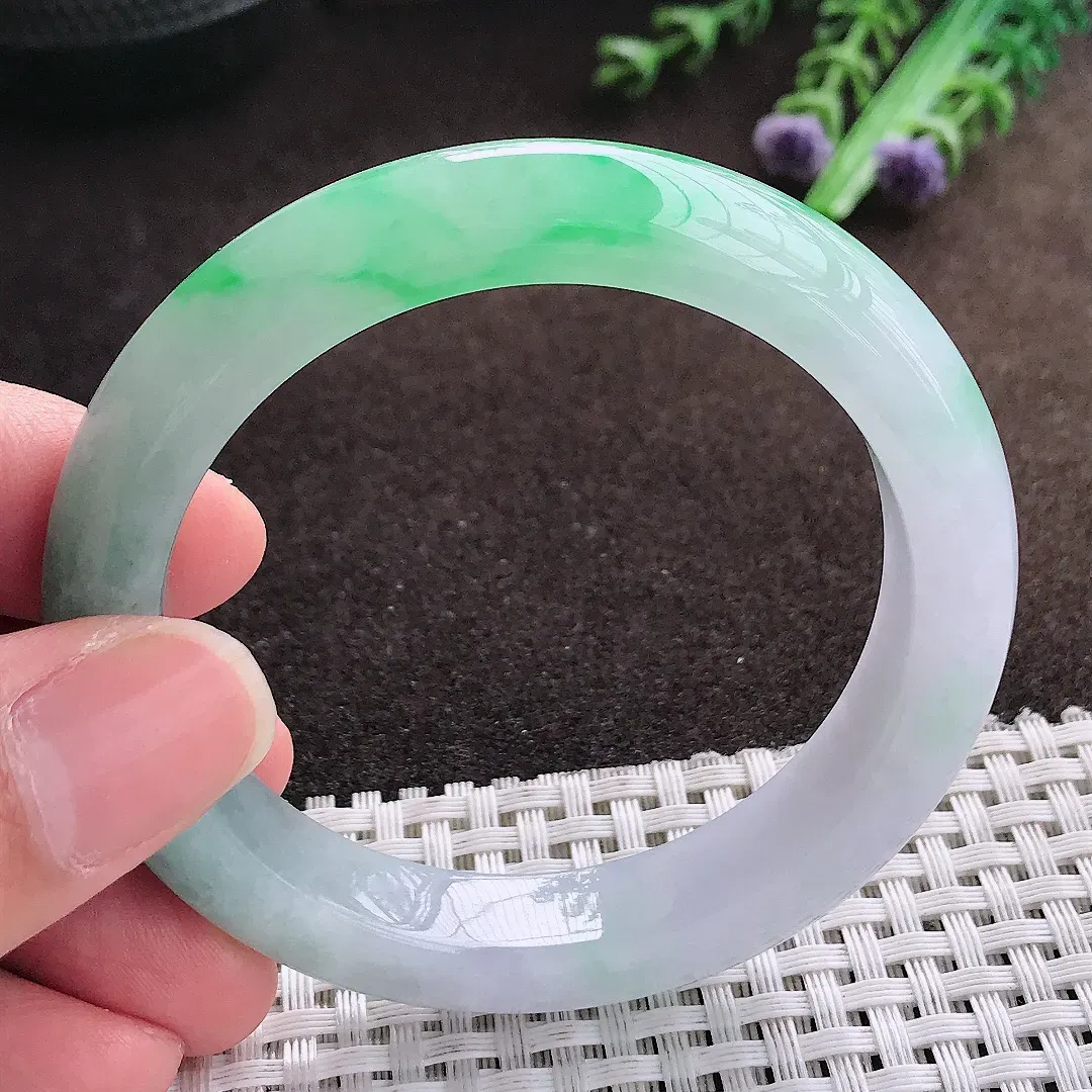 天然a货翡翠53/10.9/8.3老坑冰胶水灵飘阳绿手镯宽边翡翠玉手镯