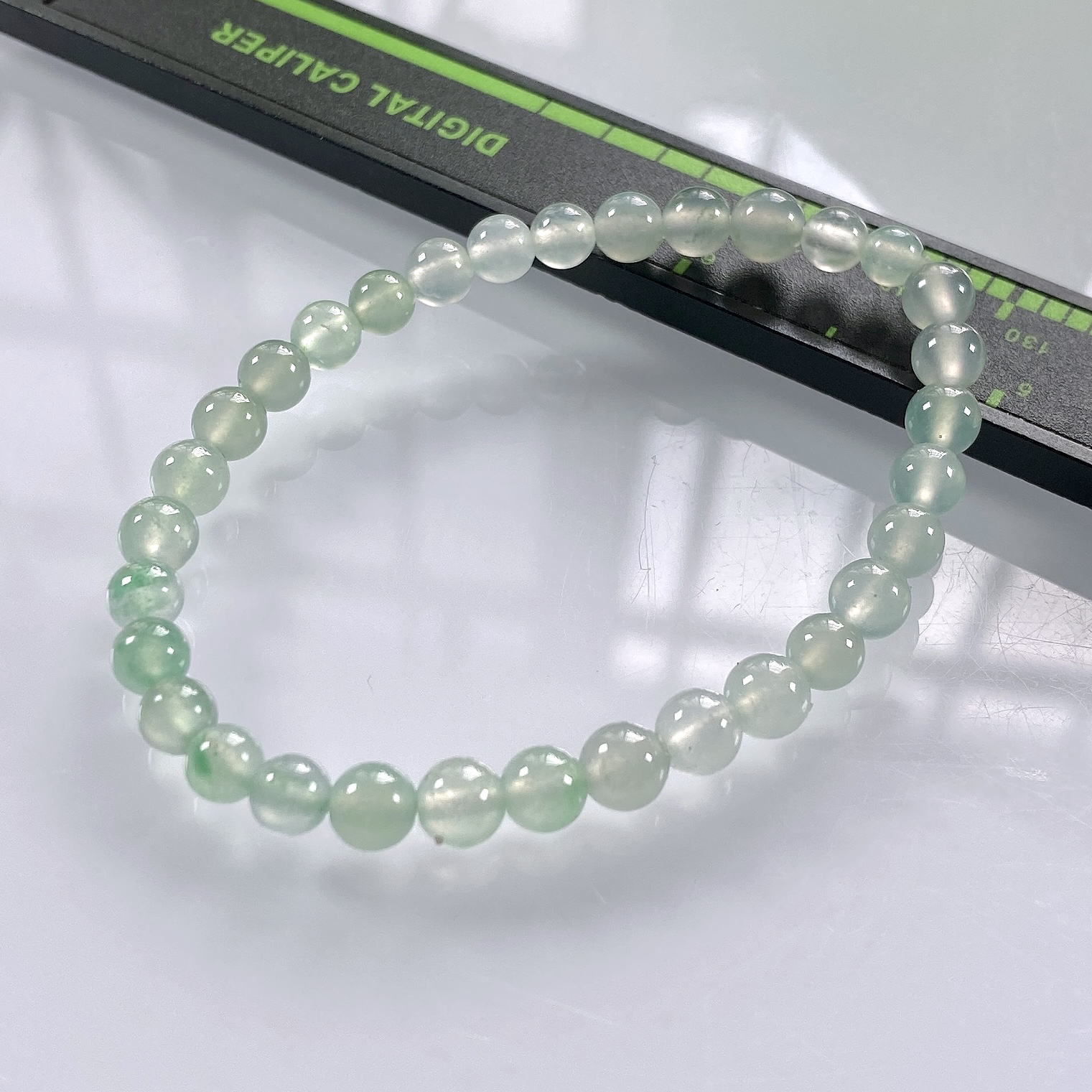 缅甸天然翡翠A货，卡5.2高冰种起光起胶圆珠手串手链，尺寸：5.2mm/32颗，重量：7.63g