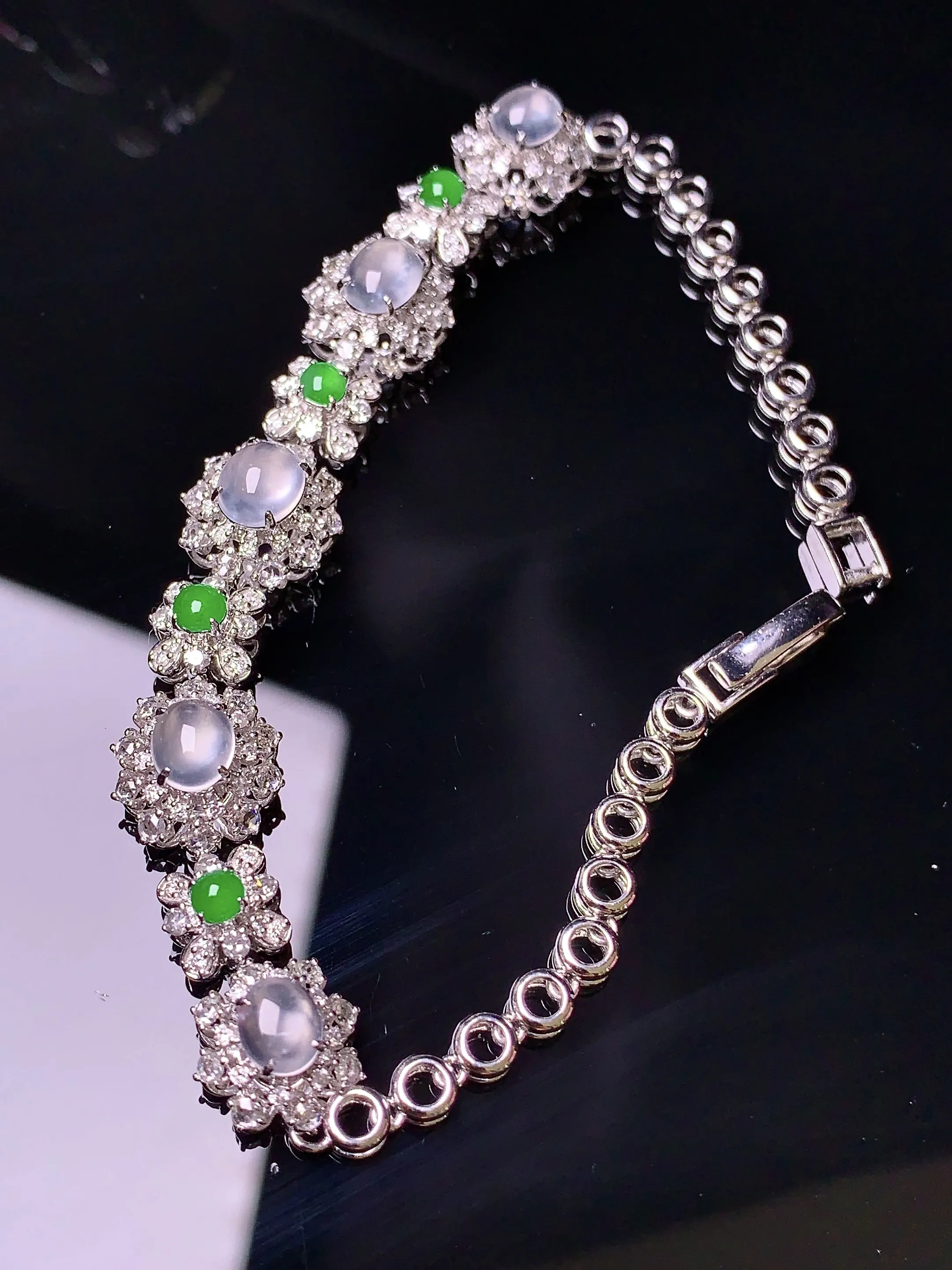 18k金钻镶嵌玻璃种蛋面手链 玉质细腻 色泽清新艳丽 整体尺寸77*9.8*8