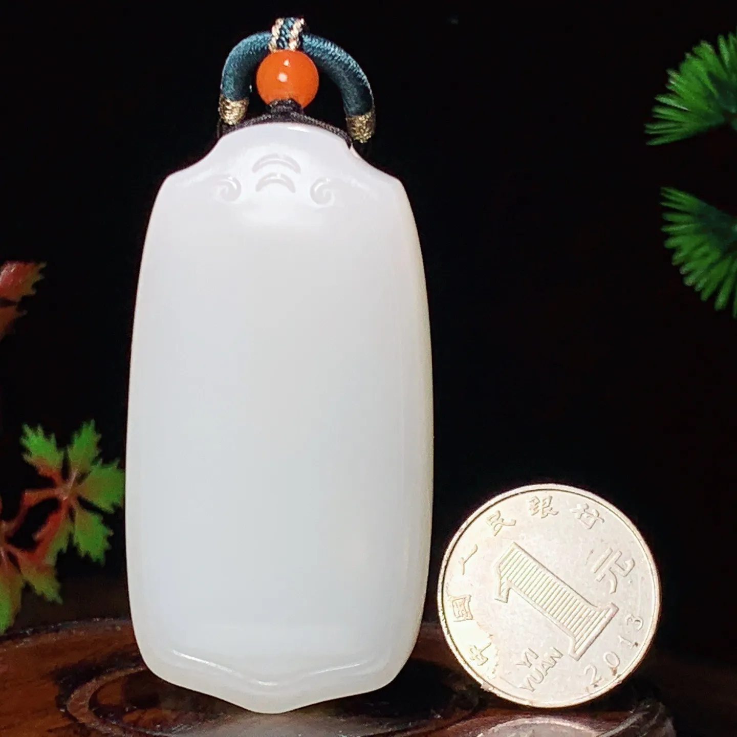 新疆和田玉羊脂白平安无事牌挂件。尺寸64/34/11重62.5克。玉质细腻油润。无裂无杂无结构。手推出油。佩戴高端典雅。lt251112