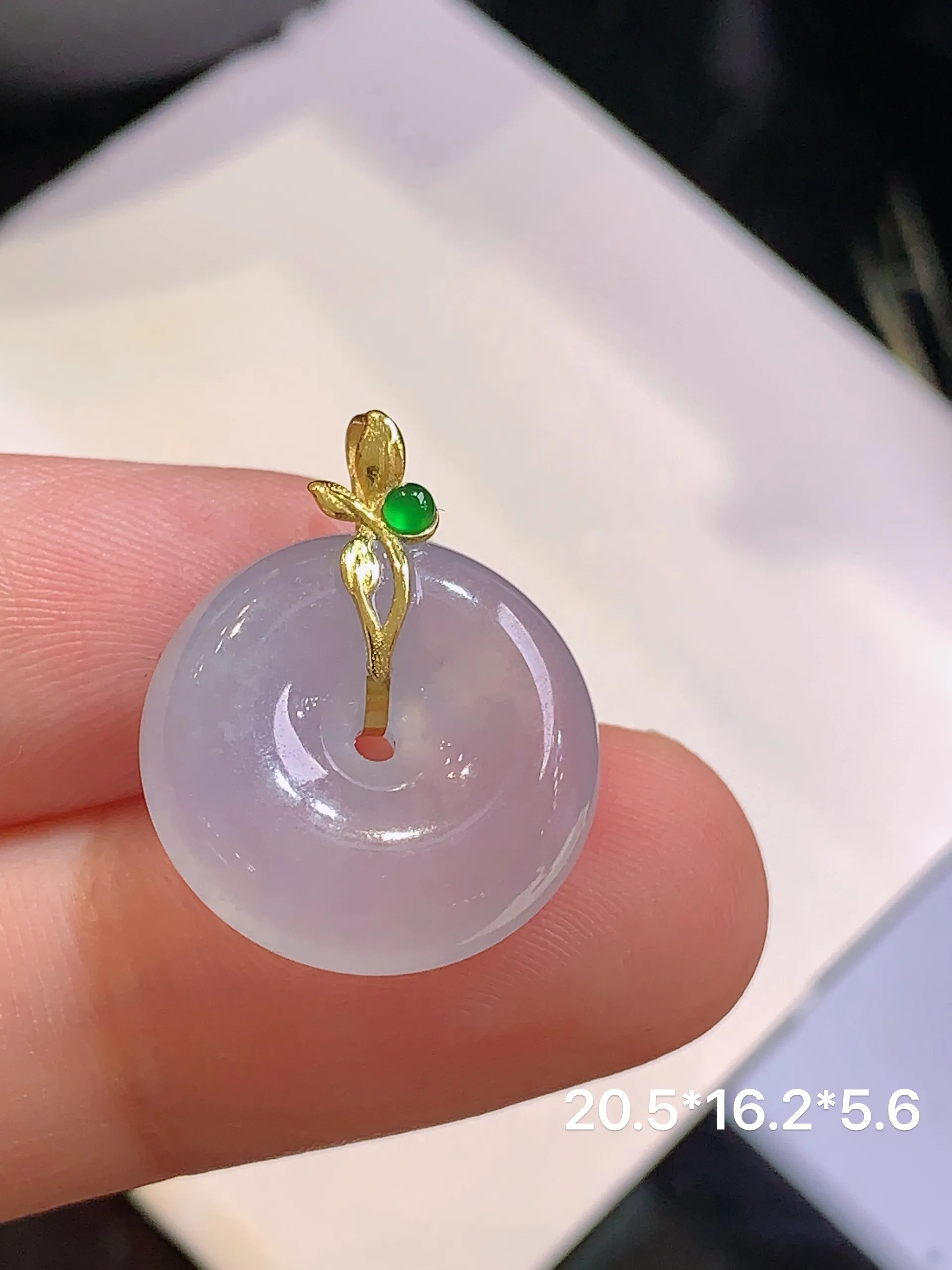 18k金镶嵌冰种平安扣吊坠 玉质细腻 色泽清新艳丽 整体尺寸20.5*16.2*5.6