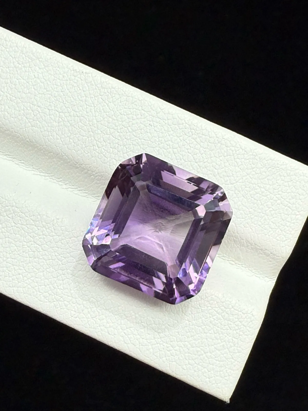 15.7ct天然紫水晶裸石，尺寸15*14.9*10.1mm，颜色美艳 ，晶体通透，火彩足