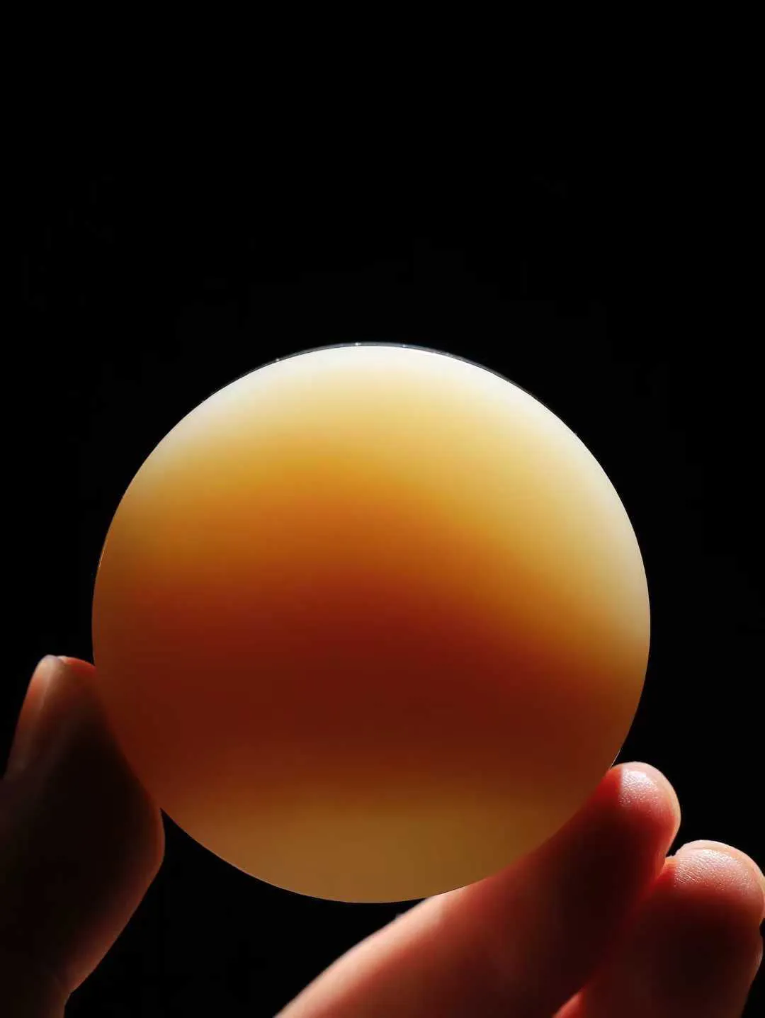 一套 【腕间柔情.套镯】   

收藏级️和田玉糖白玉手镯套装 玉质温润细腻 油性十足 古朴秀雅 轻抚岁月的栏杆软香温玉，腕间玉镯轻轻晃动，令人情动心间，撷一缕月末的芬芳，把心思铺陈，时光静美，惟有你最温柔。共重157.2克  手镯尺寸54-12.9-9.4mm 镯芯尺寸52.7-15.2mm  10110500L