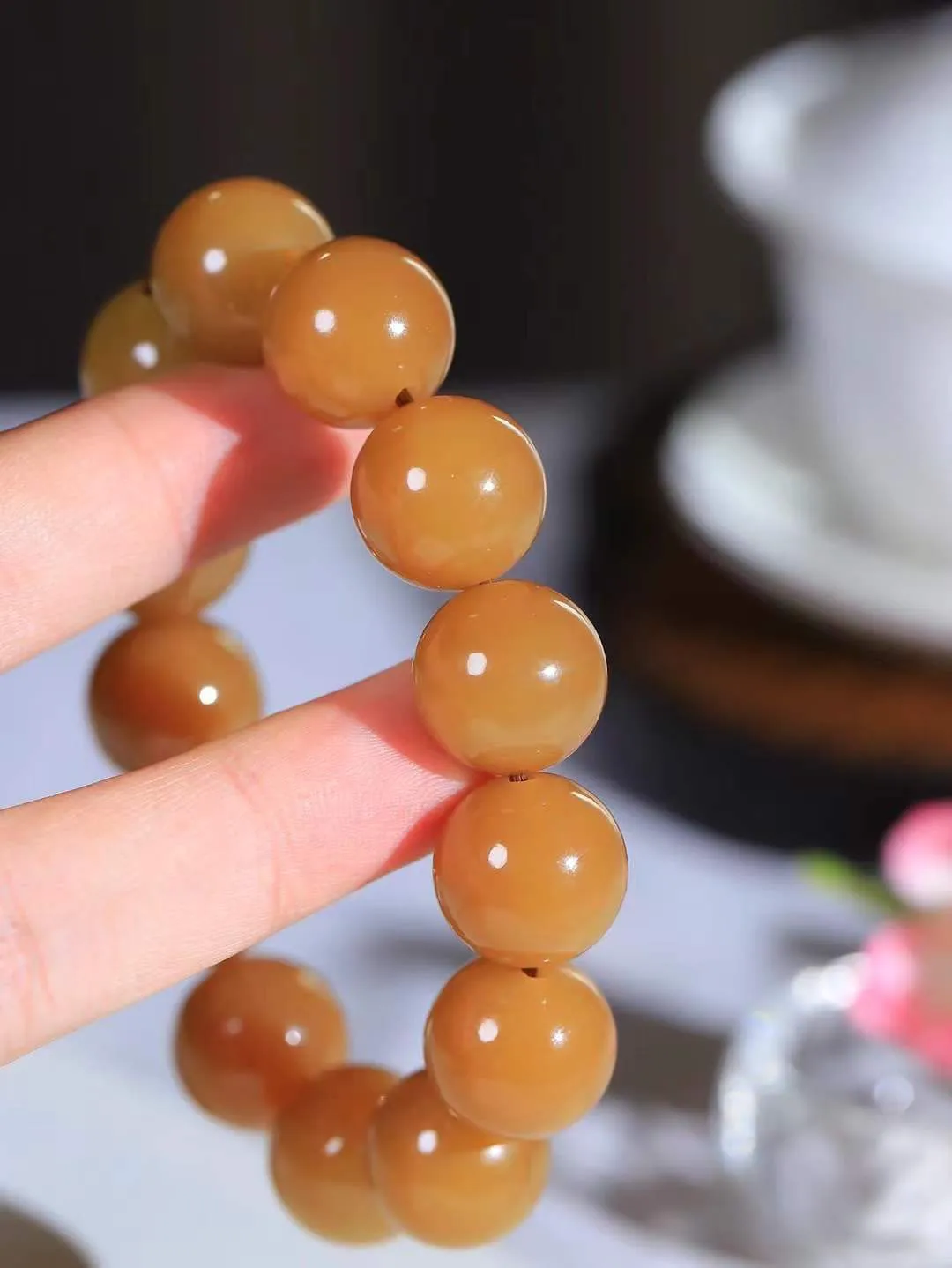 【珠圆玉润.手串】

精品和田玉糖玉珠圆玉润手串 玉质温润细腻  整串打磨圆润，佩戴舒适。珠珠落玉盘，间关莺语花底滑，一生美好时光，无论身在何处，都有它相伴相守。事事顺遂，幸福美满，吉祥如意。重78.6克   尺寸取一16mm   FDL-691151100