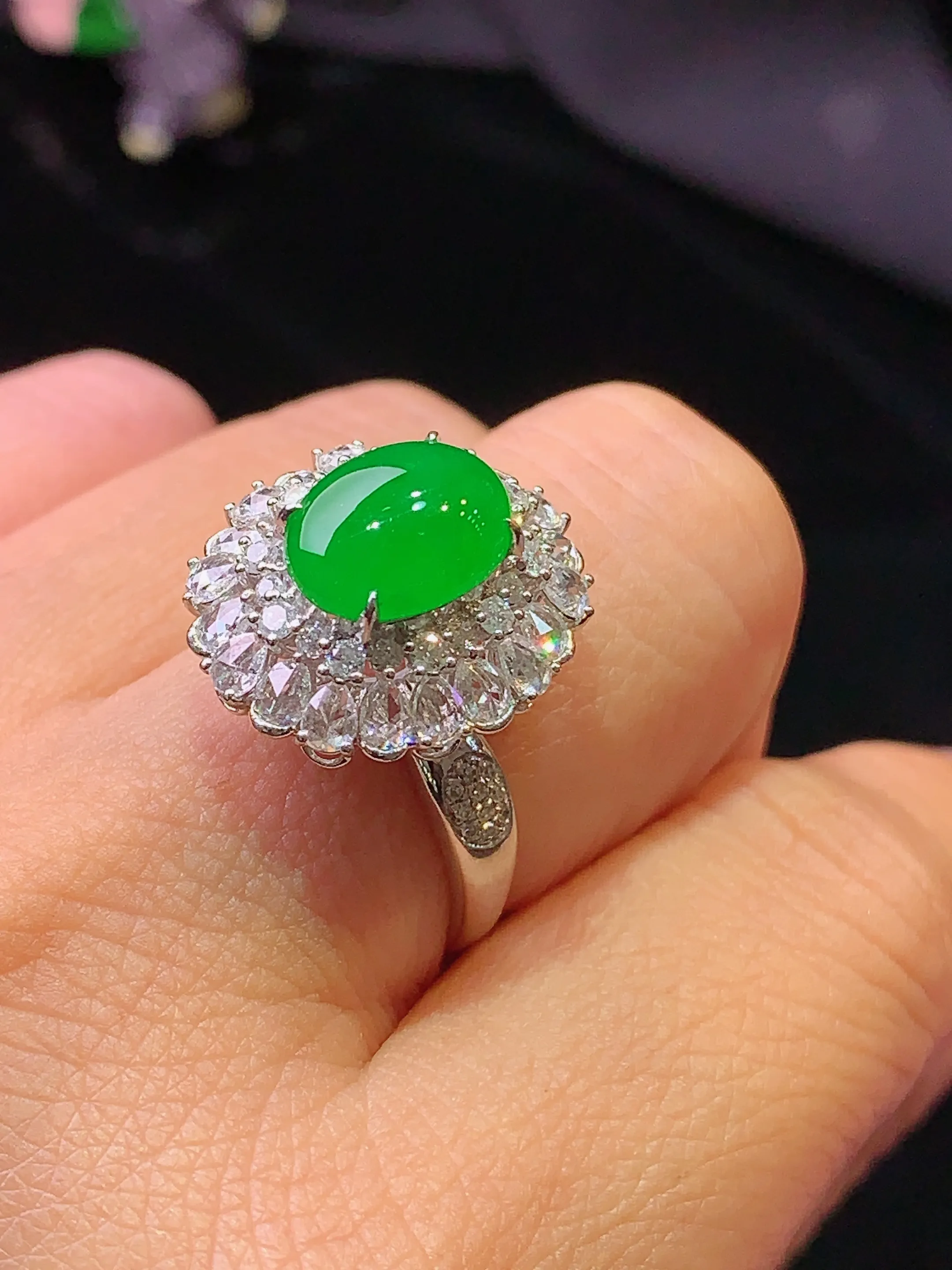 18k金钻镶嵌满绿蛋面戒指 玉质细腻 色泽清新艳丽 圈口14 整体尺寸18.2*16*12.2