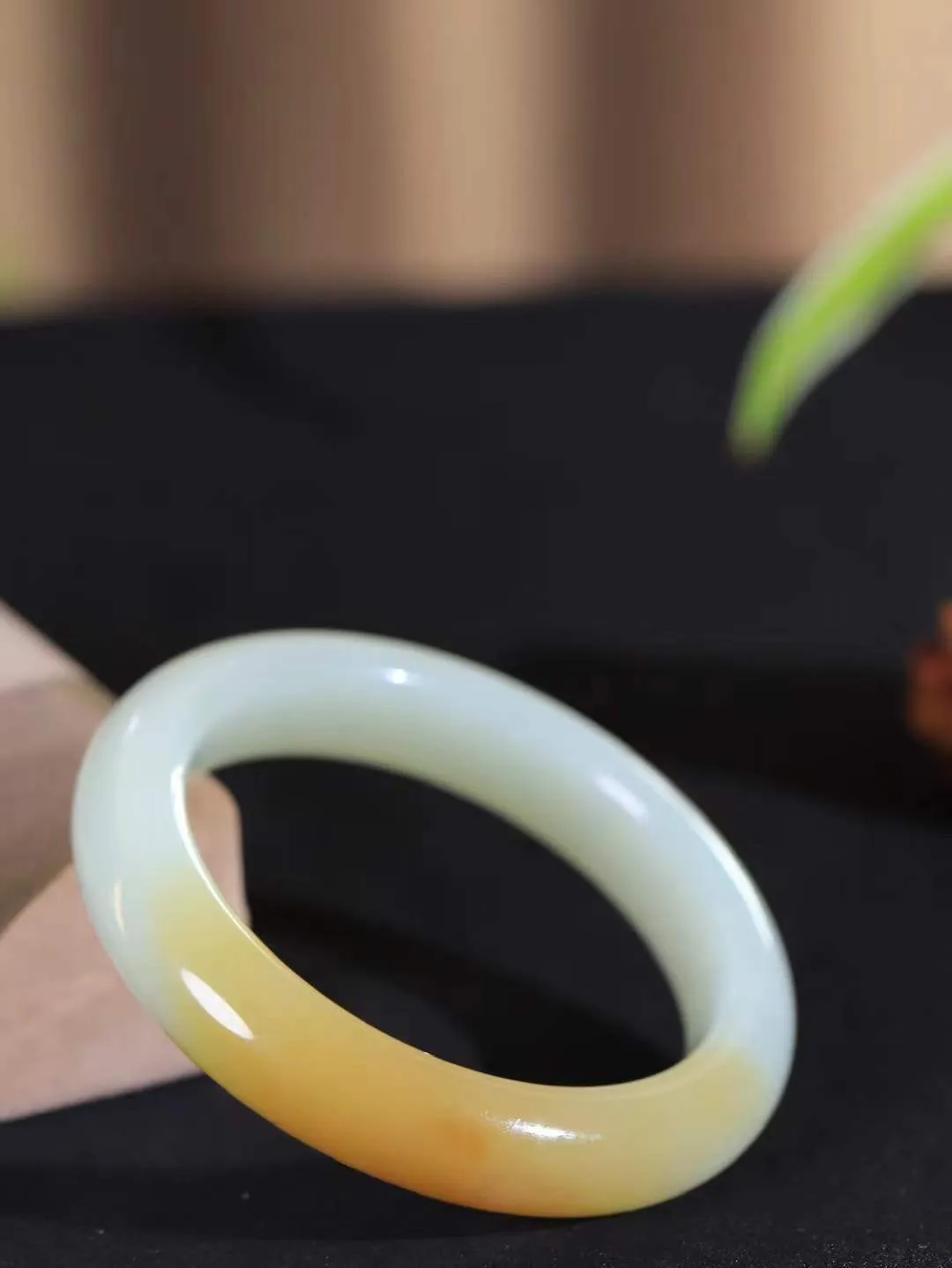 【暖玉生香·手镯】

精品和田玉糖白玉手镯，质地油润细腻，色泽高贵典雅，镯型古朴典雅。在诗情画意的雨巷相遇，你是我腕间的一抹风情，有你眸有深情，清风荡漾湖间静水，我愿俯身低眉，在烟波涟漪处，寻你深情倩影。内径57mm尺寸13.7-10mm重67.6克  691151151T