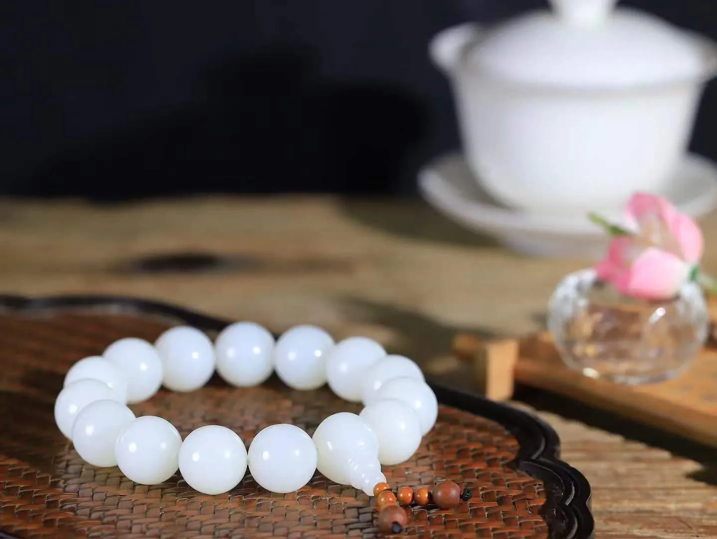 【珠圆玉润.手串】

精品️和田玉白玉珠圆玉润手串 玉质温润细腻  整串打磨圆润，佩戴舒适。珠珠落