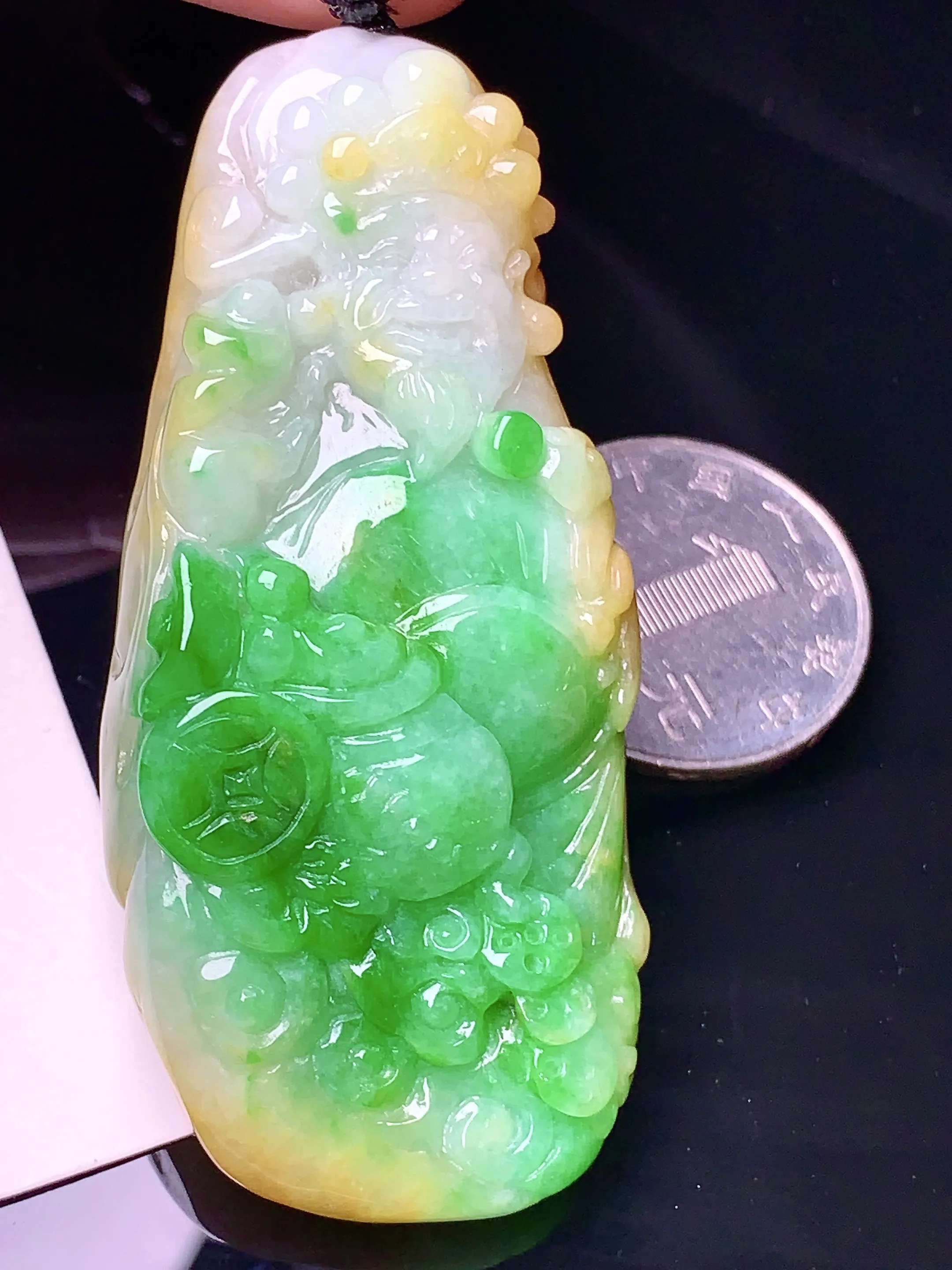 飘黄绿财神吊坠 玉质细腻 色泽清新艳丽 整体尺寸67*29.5*14.6