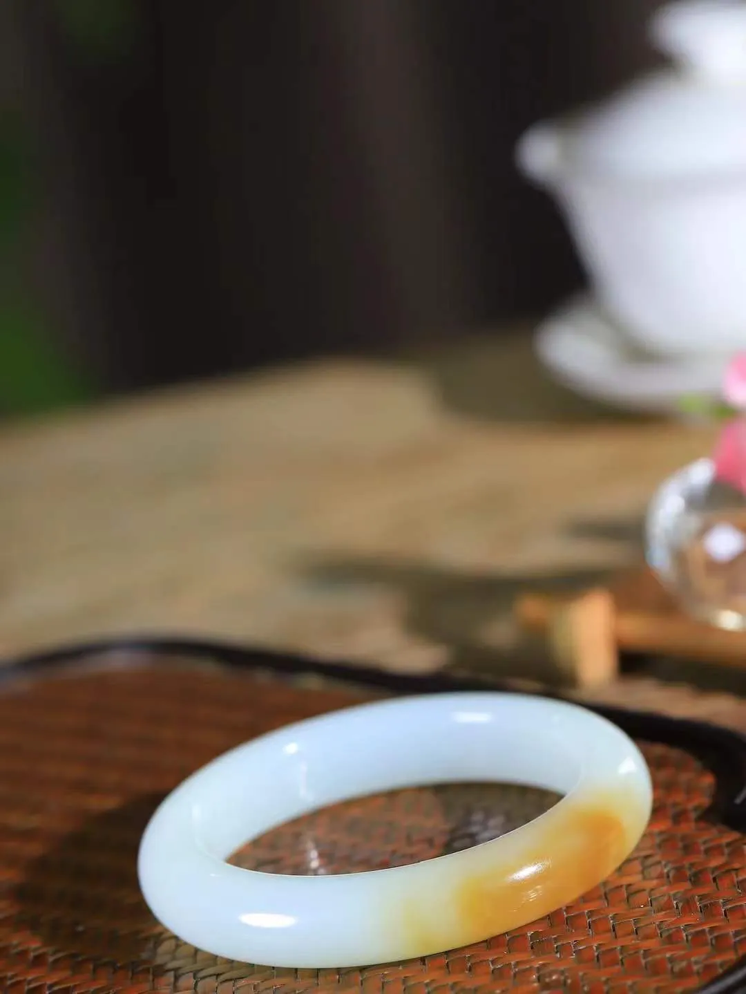 （柔情似水.手镯）

精品和田玉糖白玉手镯，玉质温润细腻，镯型饱满圆润，优雅知性，姽婳于幽静兮，又