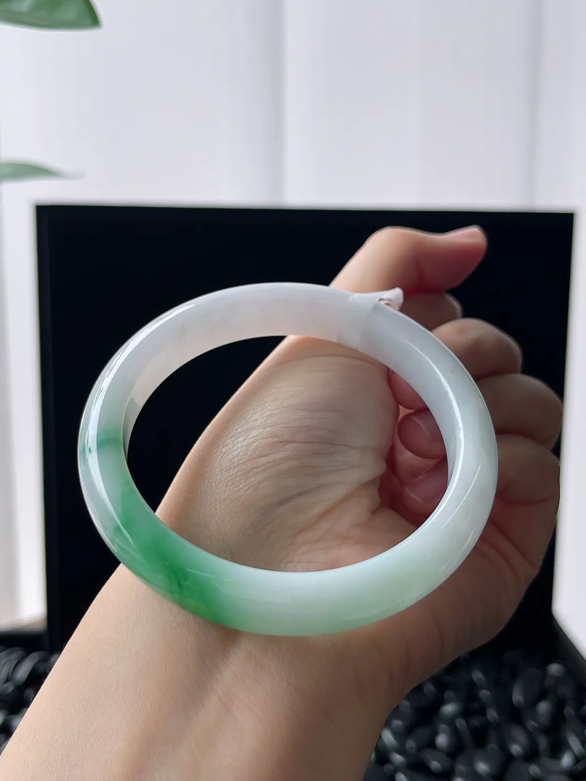 正圈57.5圈口，翡翠糯化种飘绿手镯，白底青