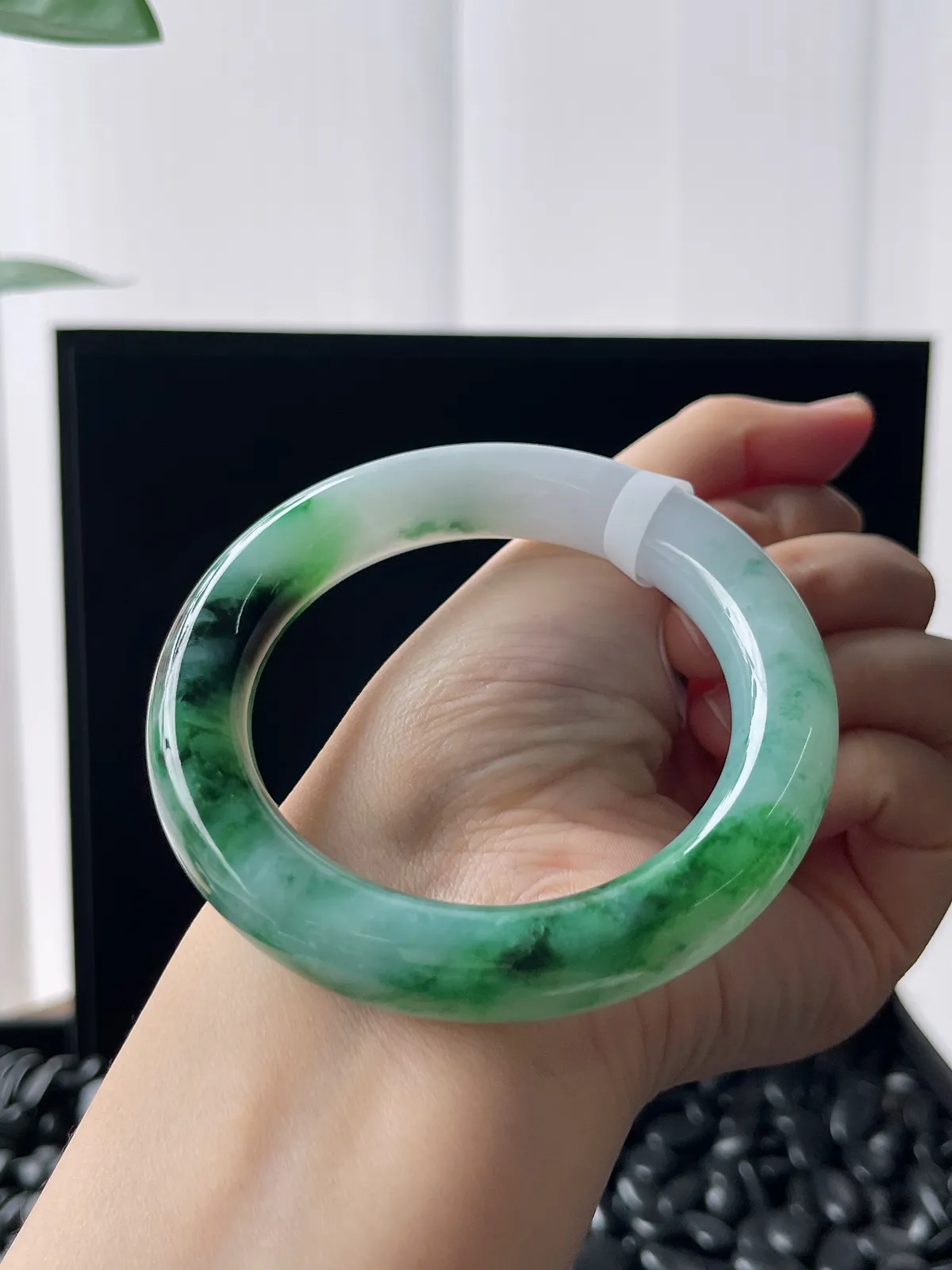 圆镯55.3圈口，翡翠糯化种淡绿色手镯