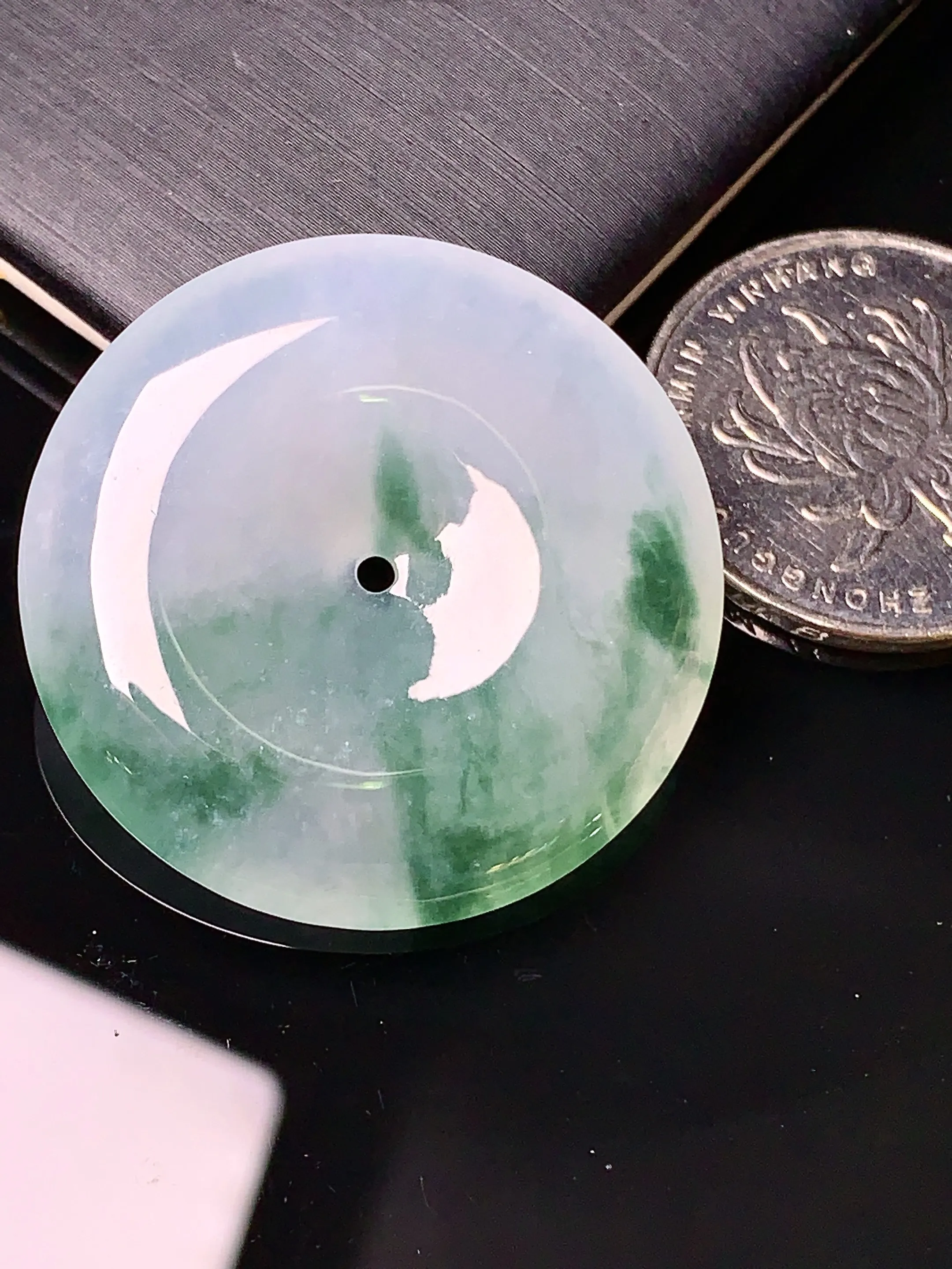 冰种飘绿平安扣吊坠 玉质细腻 色泽清新艳丽 整体尺寸33.2*5.8