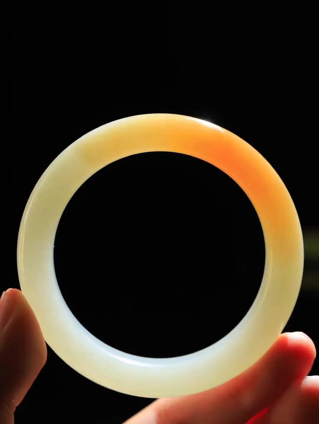 【暖玉生香·手镯】

精品和田玉糖白玉手镯，质地油润细腻，色泽高贵典雅，镯型古朴典雅。在诗情画意的雨巷相遇，你是我腕间的一抹风情，有你眸有深情，清风荡漾湖间静水，我愿俯身低眉，在烟波涟漪处，寻你深情倩影。内径57mm尺寸13.7-10mm重67.6克  691151151T