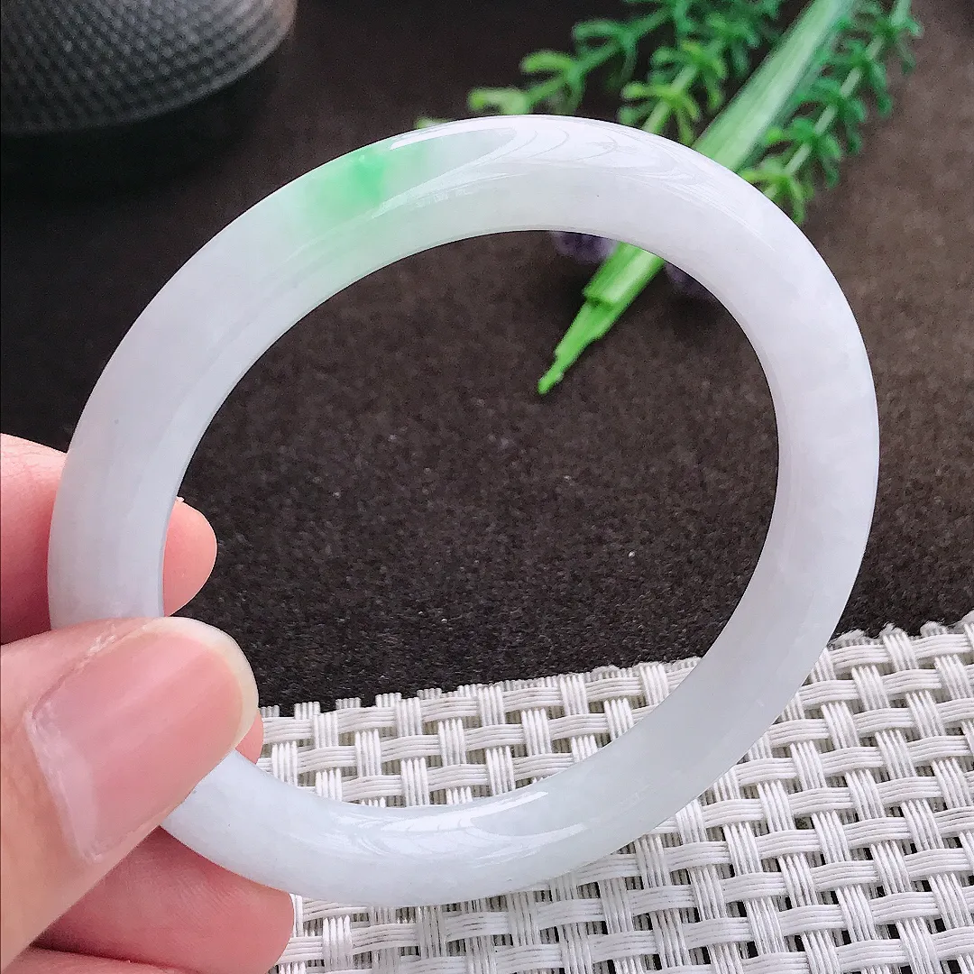 天然a货翡翠53.8/8.1/8.3老坑冰润飘绿圆条手镯宽边翡翠玉手镯