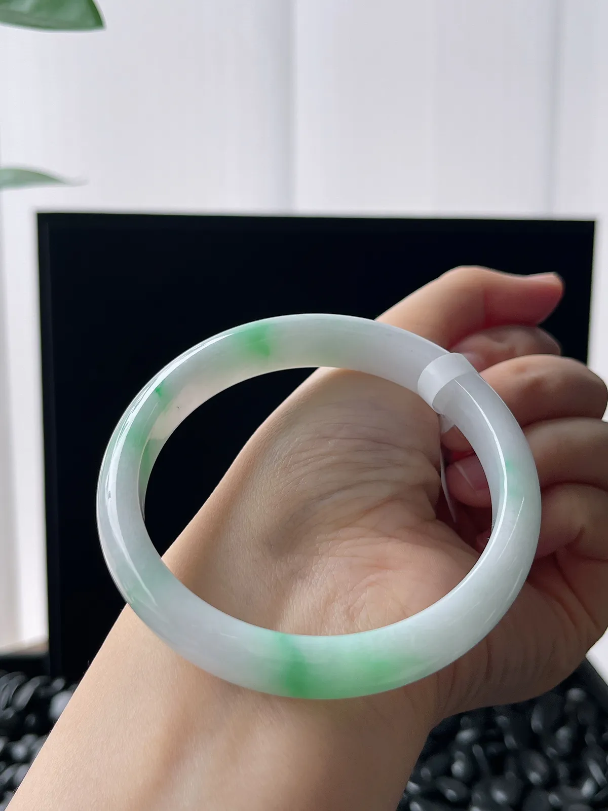 正圈58.8圈口，翡翠糯化种飘绿手镯，白底青