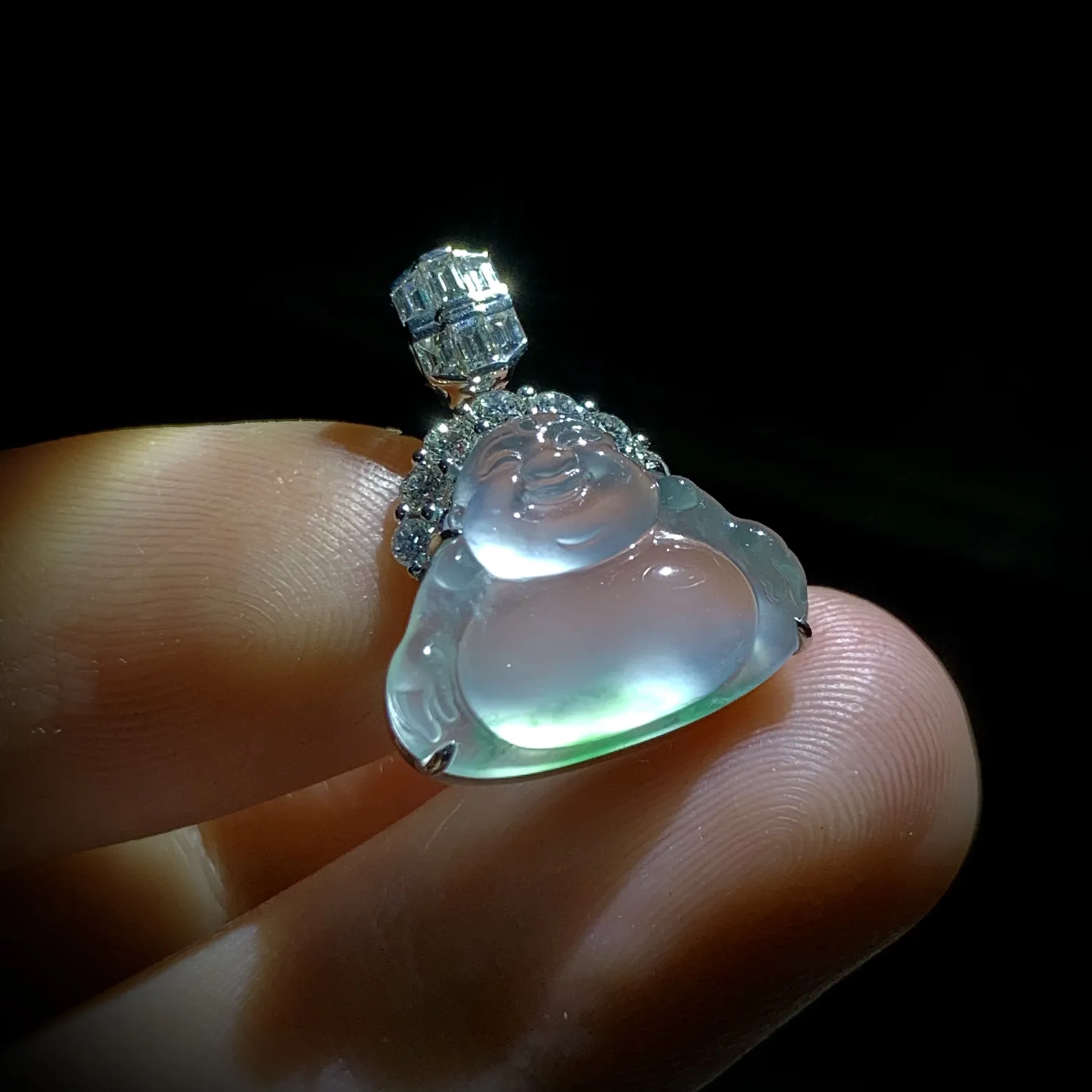 弥勒佛，裸石16.5-13-4.5mm，
整体21-16.5-6.5mm，
18K金，南非钻，