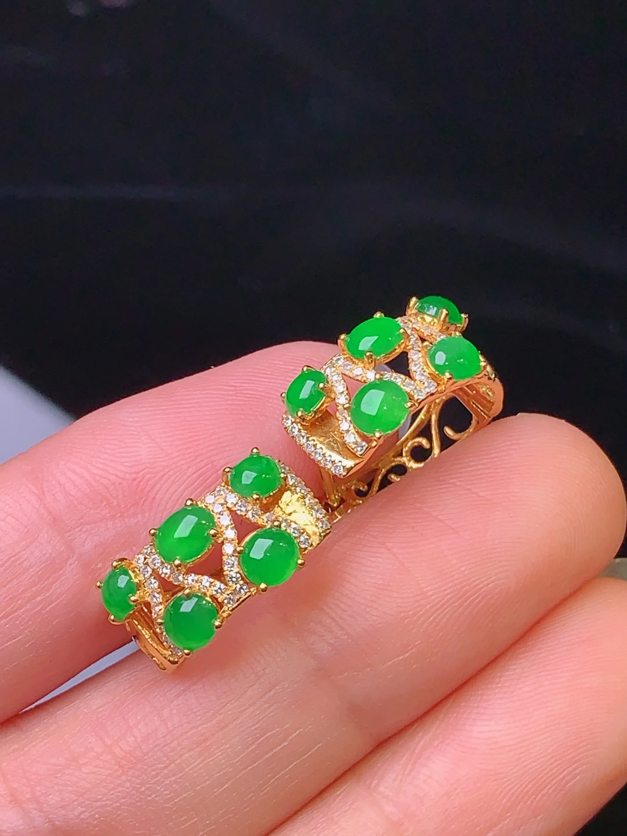 18k金钻镶嵌满绿蛋面耳钉 玉质细腻 色泽清新艳丽 裸石尺寸3.8*3.2*2