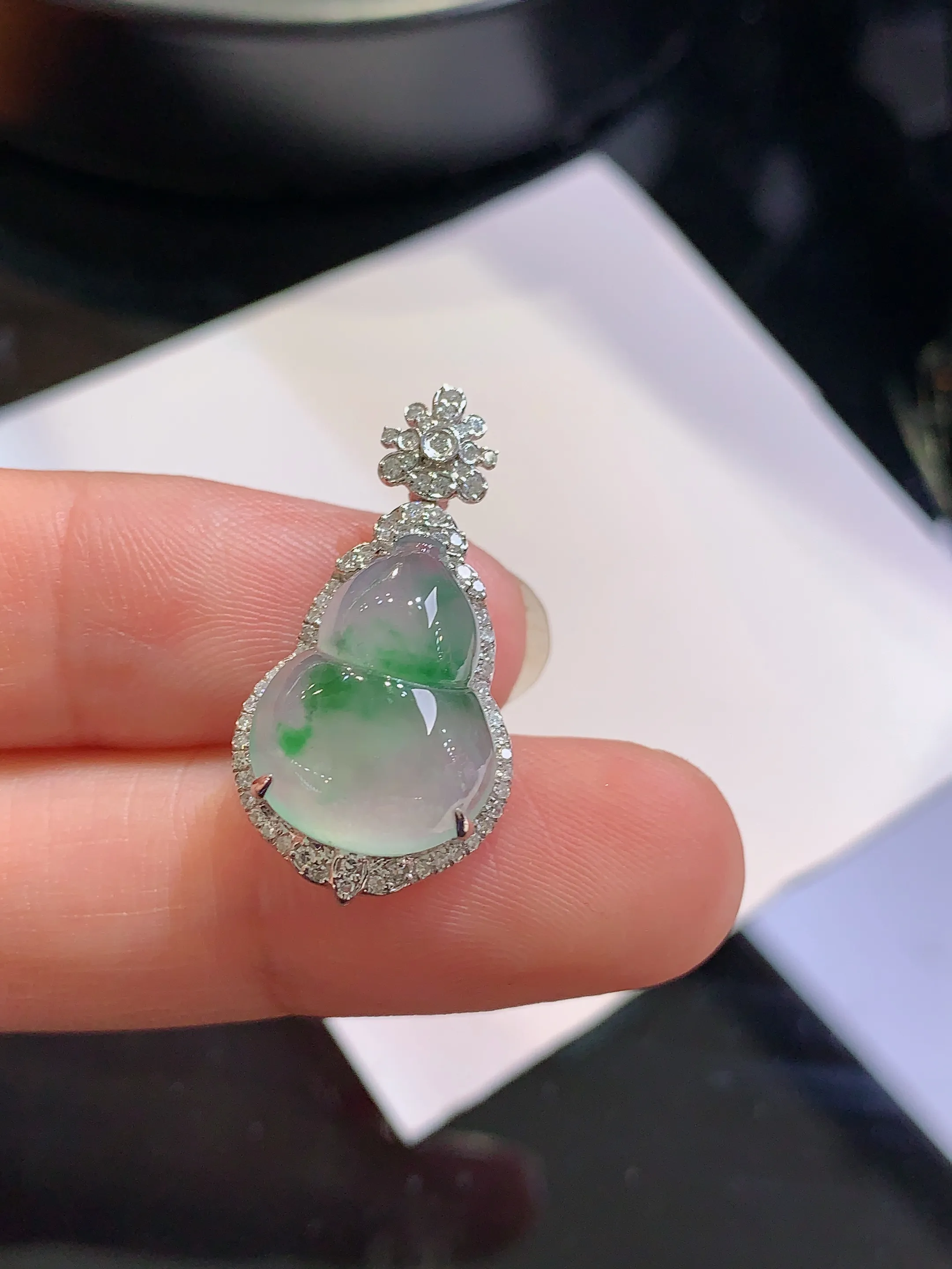 18k金钻镶嵌冰种飘绿葫芦吊坠 玉质细腻 色泽清新艳丽 整体尺寸26*13.3*7.7