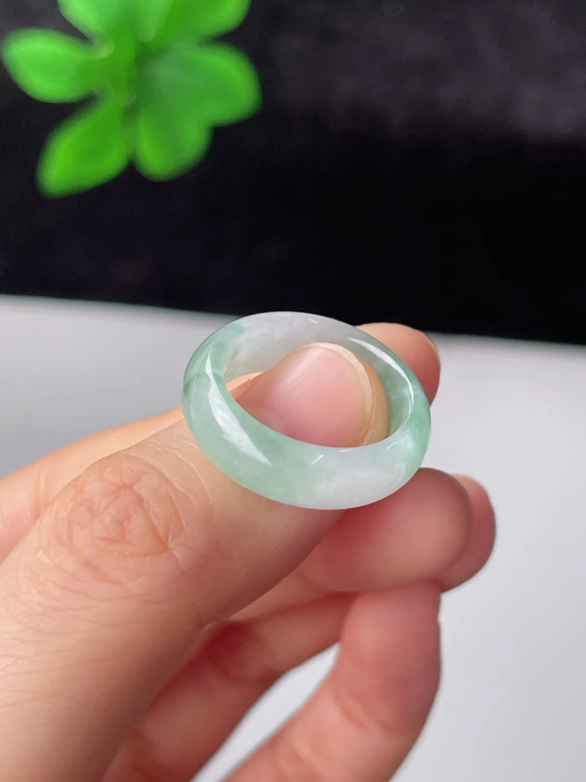 翡翠冰糯种淡绿色戒指