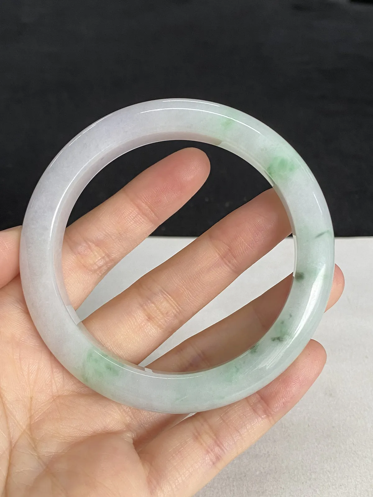 正圈57.3圈口，翡翠糯化种飘绿手镯