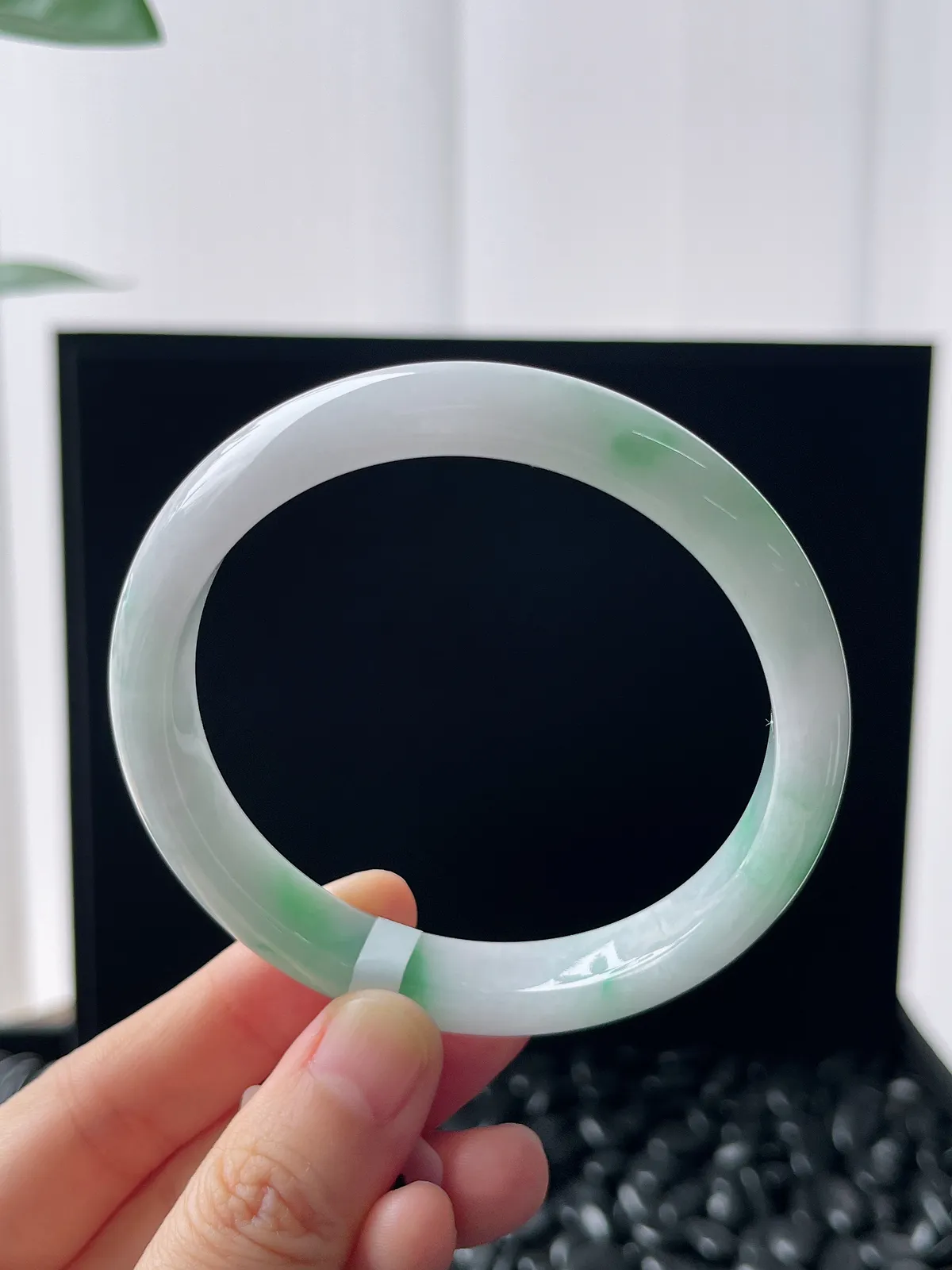 正圈58.8圈口，翡翠糯化种飘绿手镯，白底青