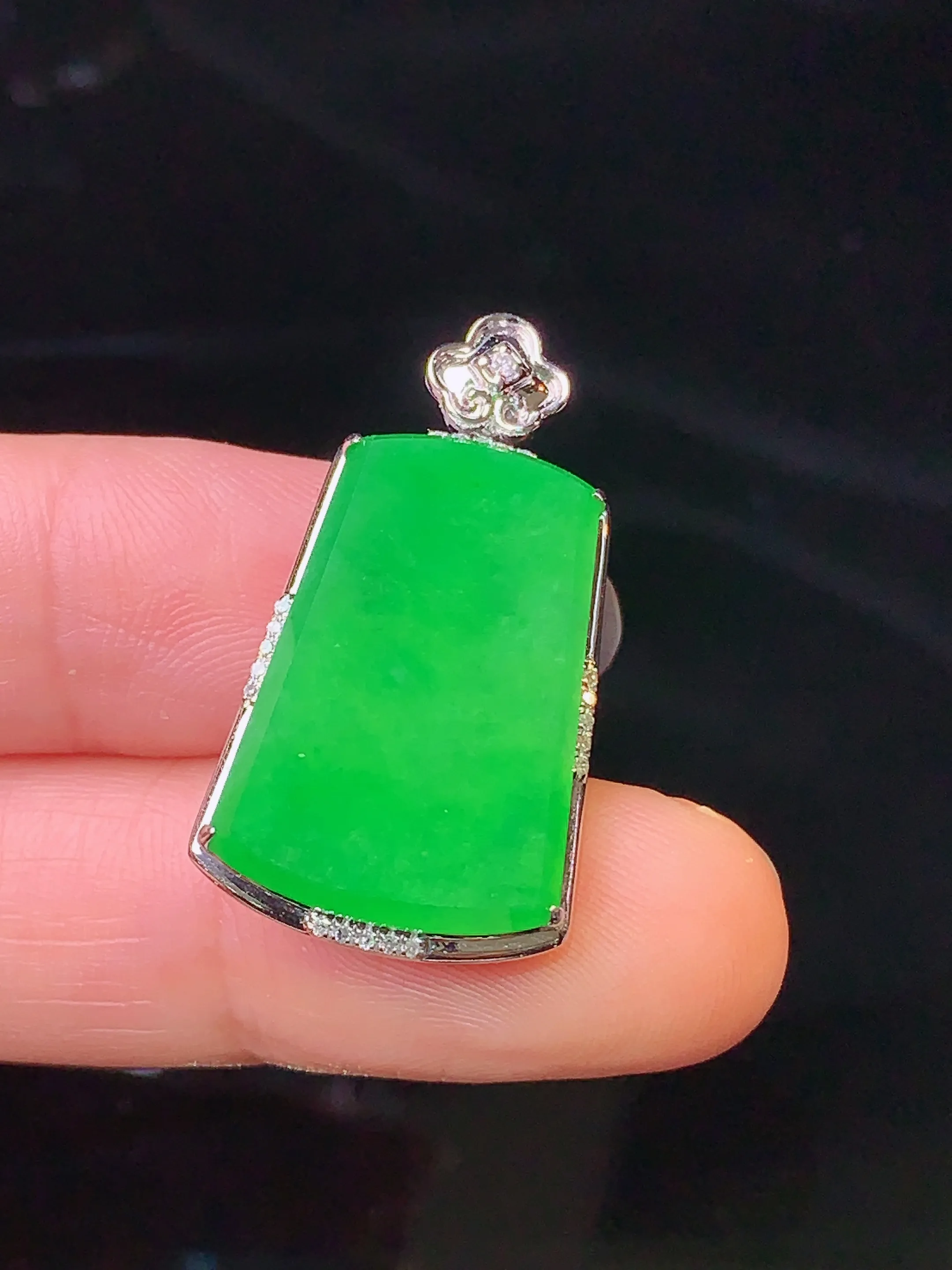 18k金钻镶嵌翠绿无事牌吊坠 玉质细腻 色泽清新艳丽 整体尺寸28.8*16*6.6