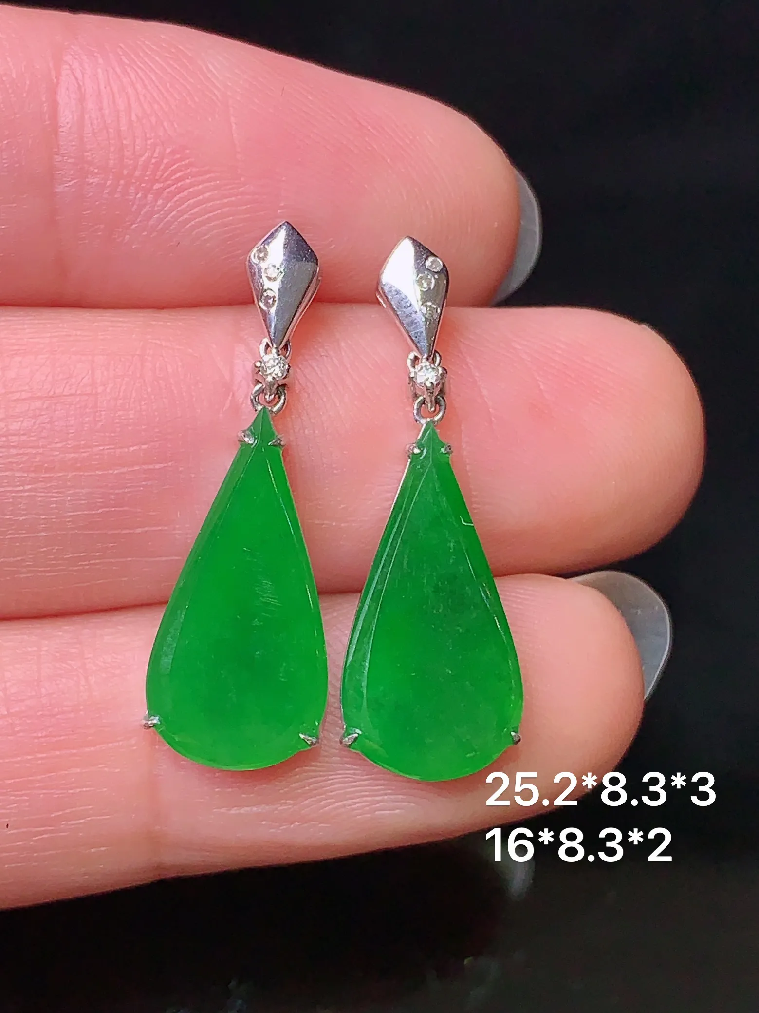 18k金钻镶嵌满绿水滴耳坠 玉质细腻 色泽清新艳丽 整体尺寸25.2*8.3*3