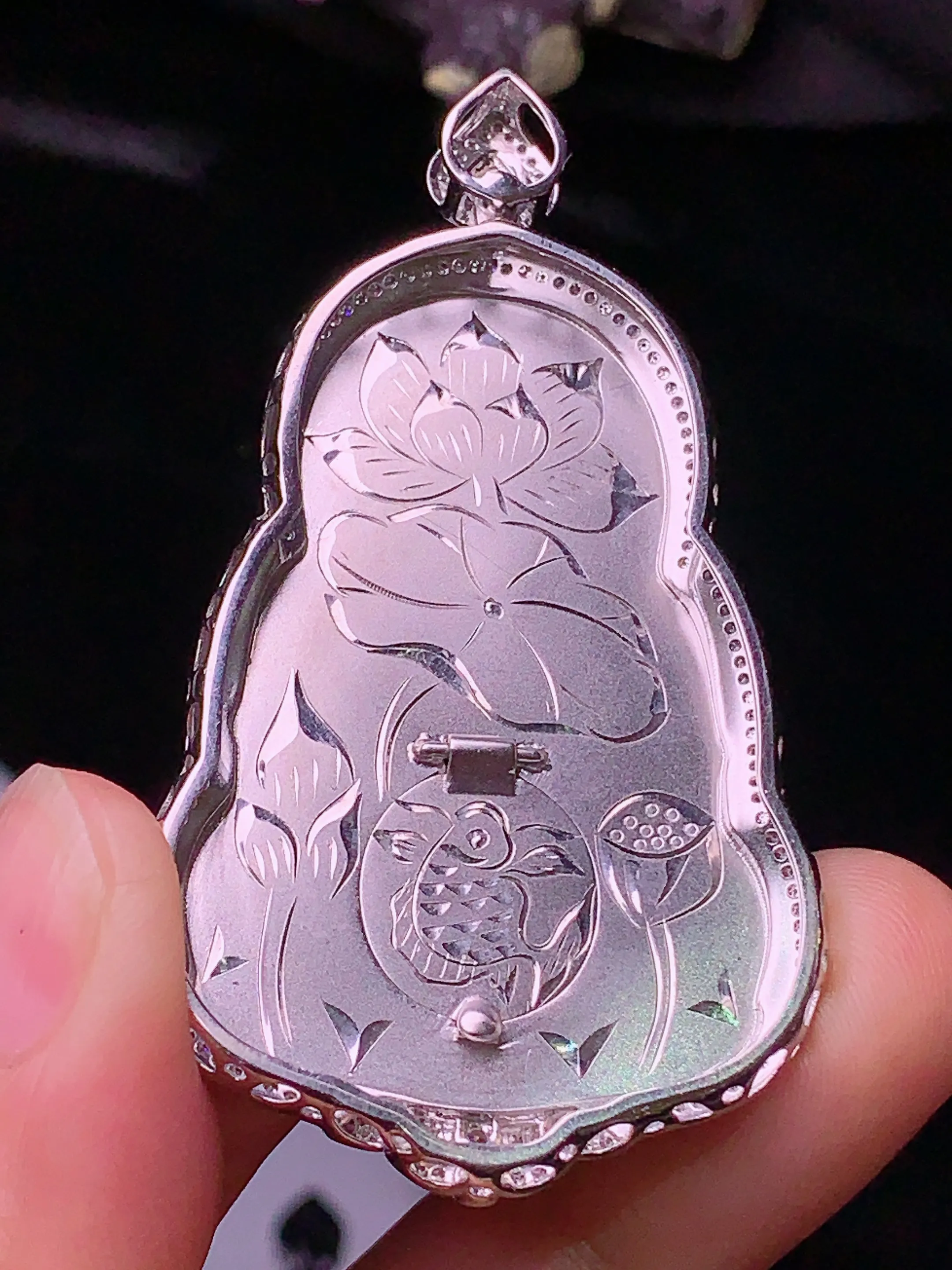 18k金钻镶嵌翠绿观音吊坠 玉质细腻 色泽清新艳丽 整体尺寸57.7*32.5*8.8