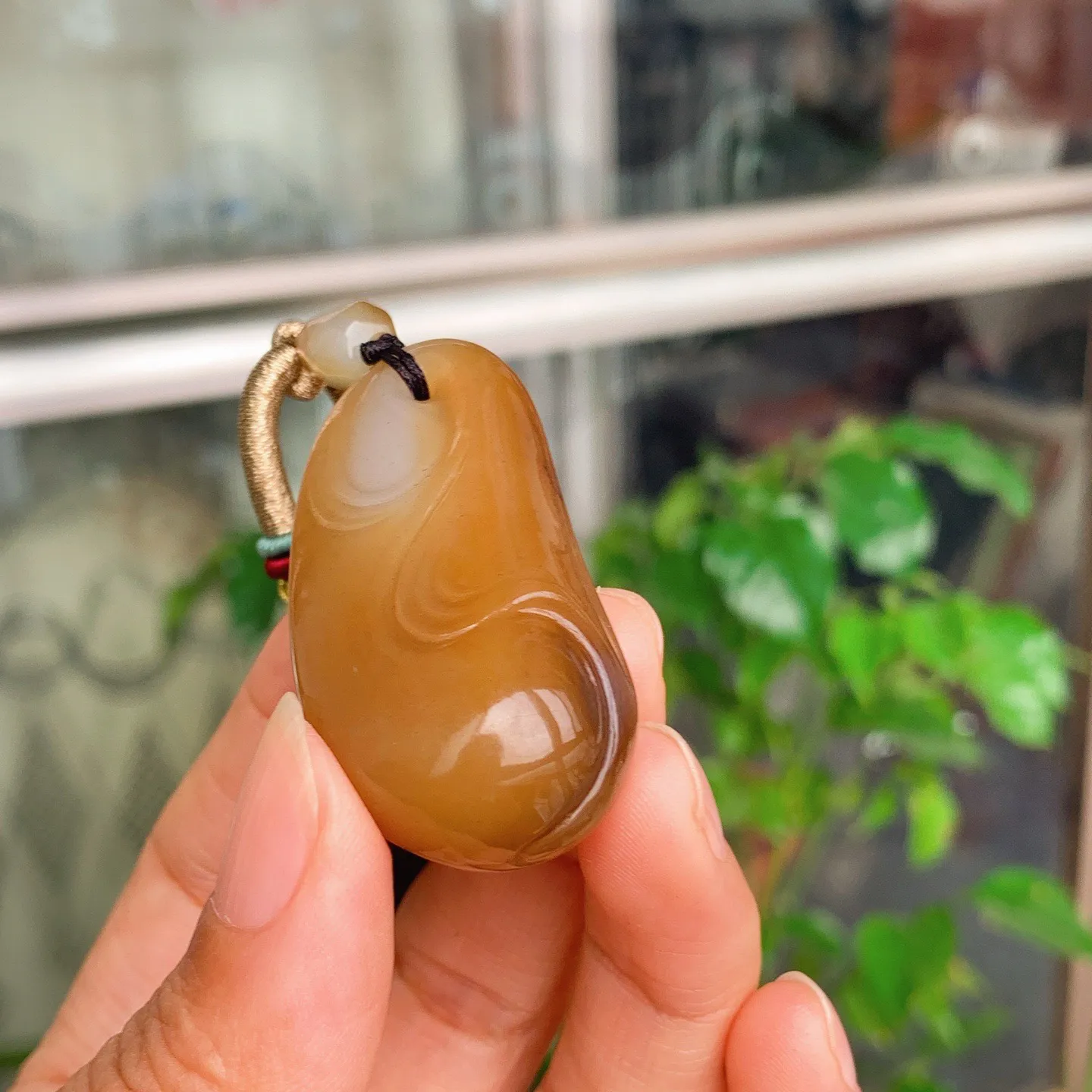 新疆和田玉且末糖如鱼得水随型挂件。尺寸48/24/16重33.5克。玉质细腻油润。手推出油。佩戴高端