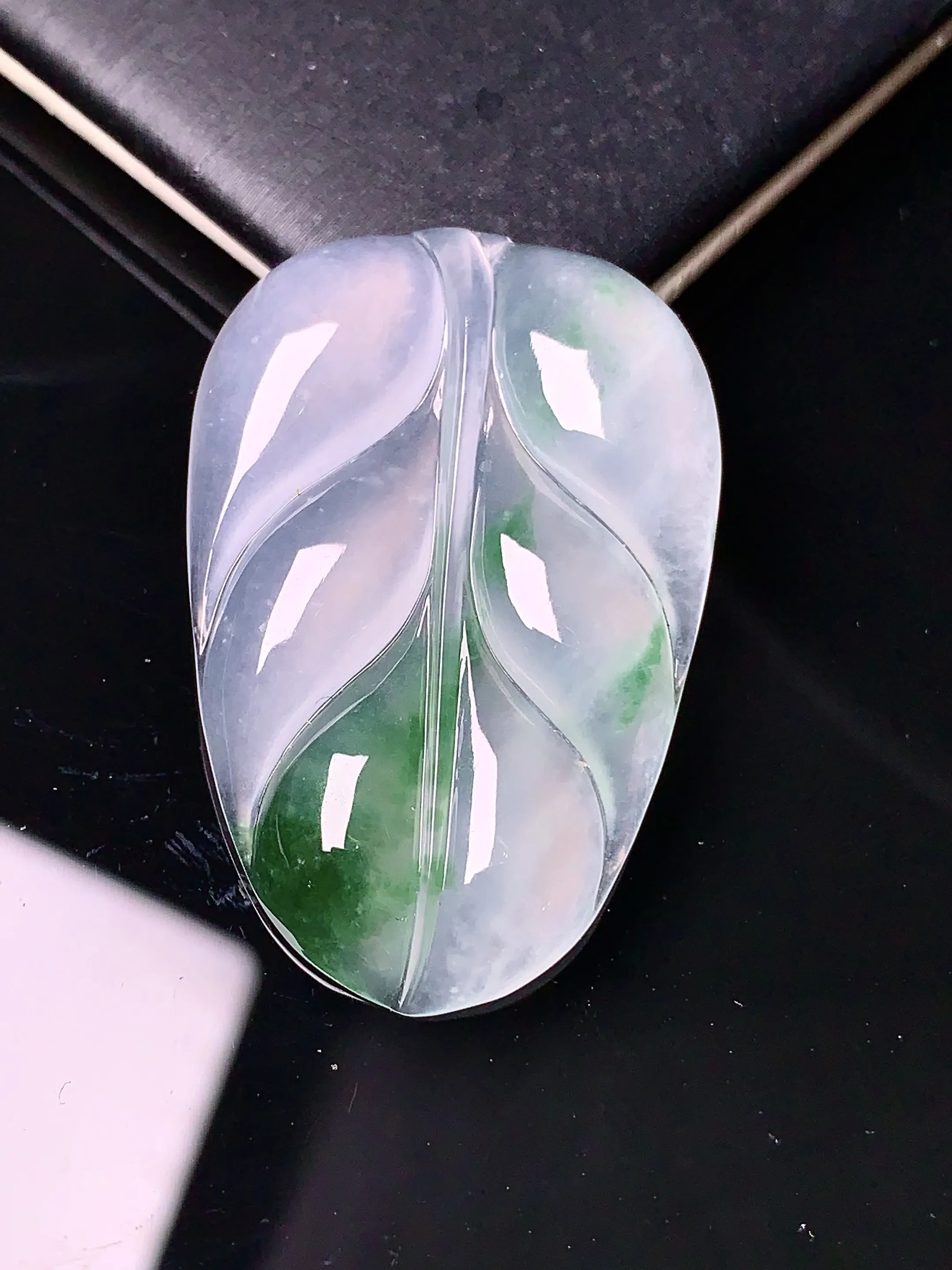 冰种飘绿树叶吊坠 玉质细腻 色泽清新艳丽 整体尺寸38.5*25.5*4.5